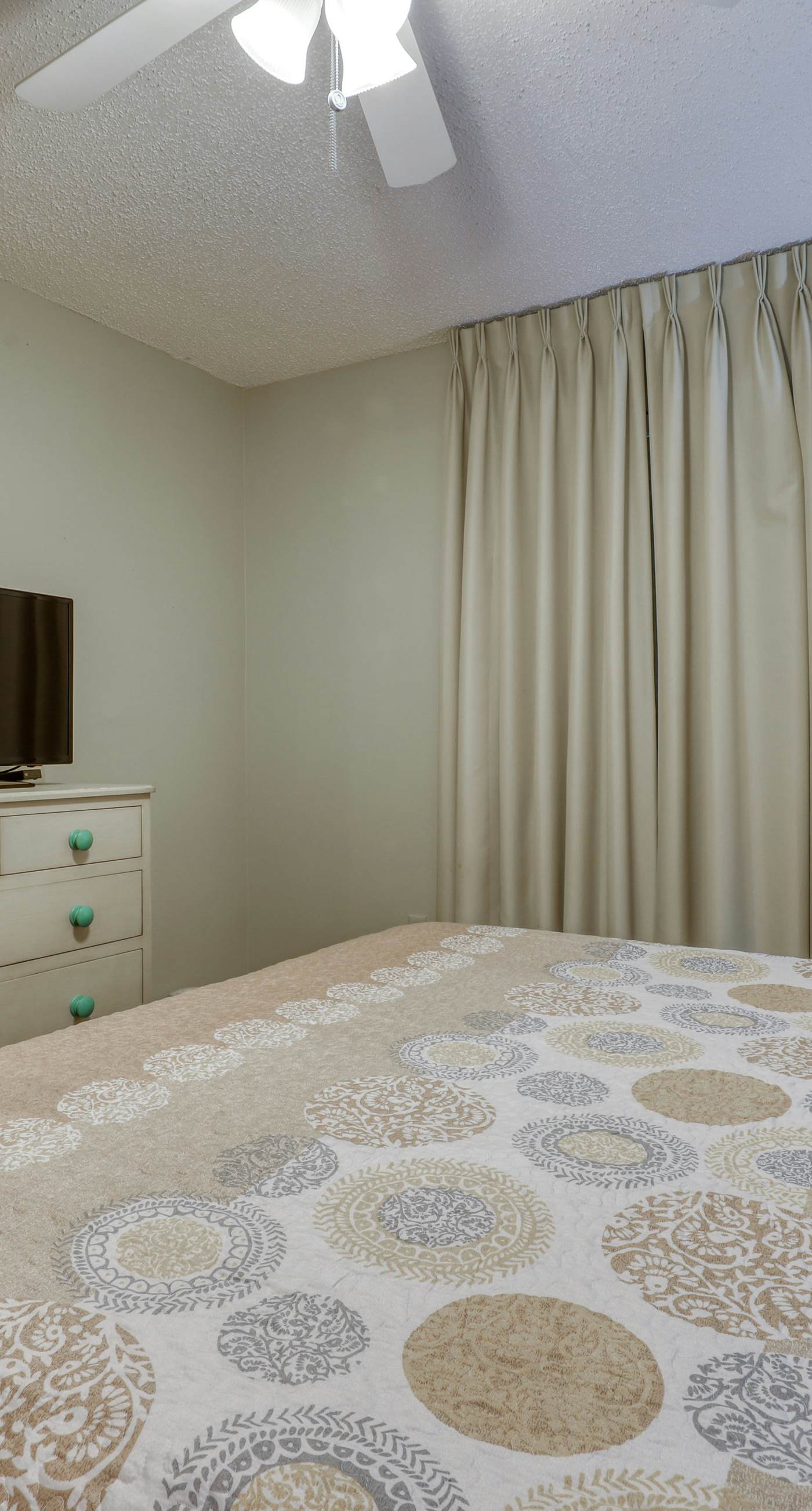 High-rise condo with ocean views, pool & balcony