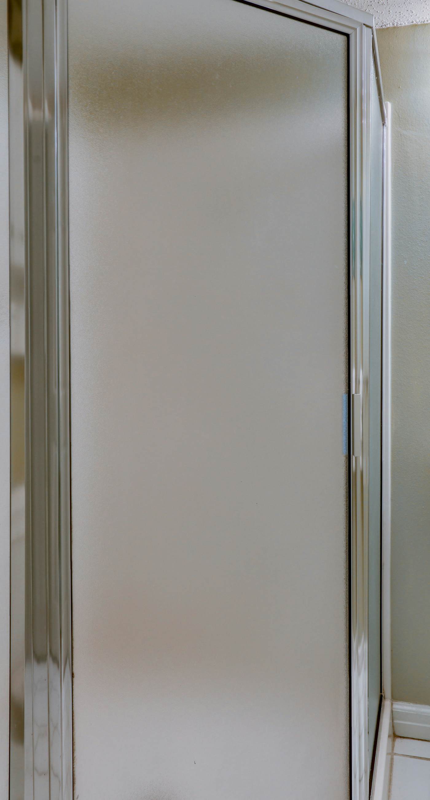 High-rise condo with ocean views, pool & balcony