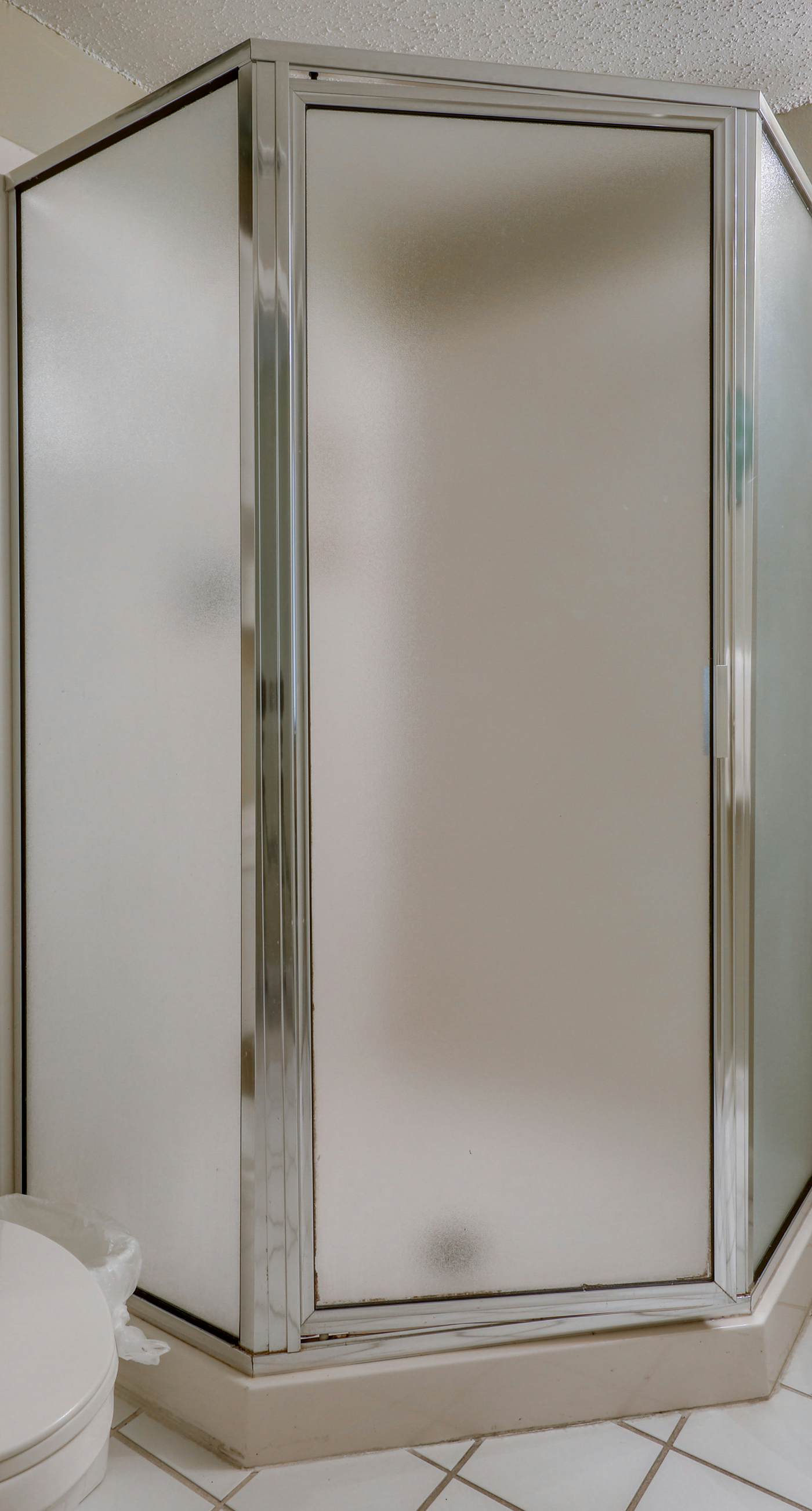 High-rise condo with ocean views, pool & balcony