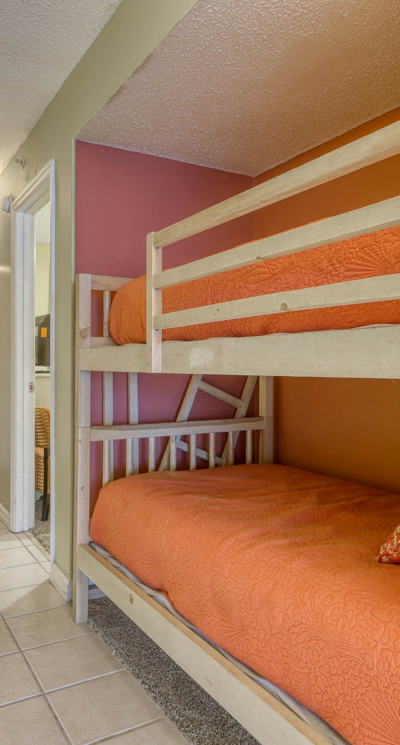 High-rise condo with ocean views, pool & balcony