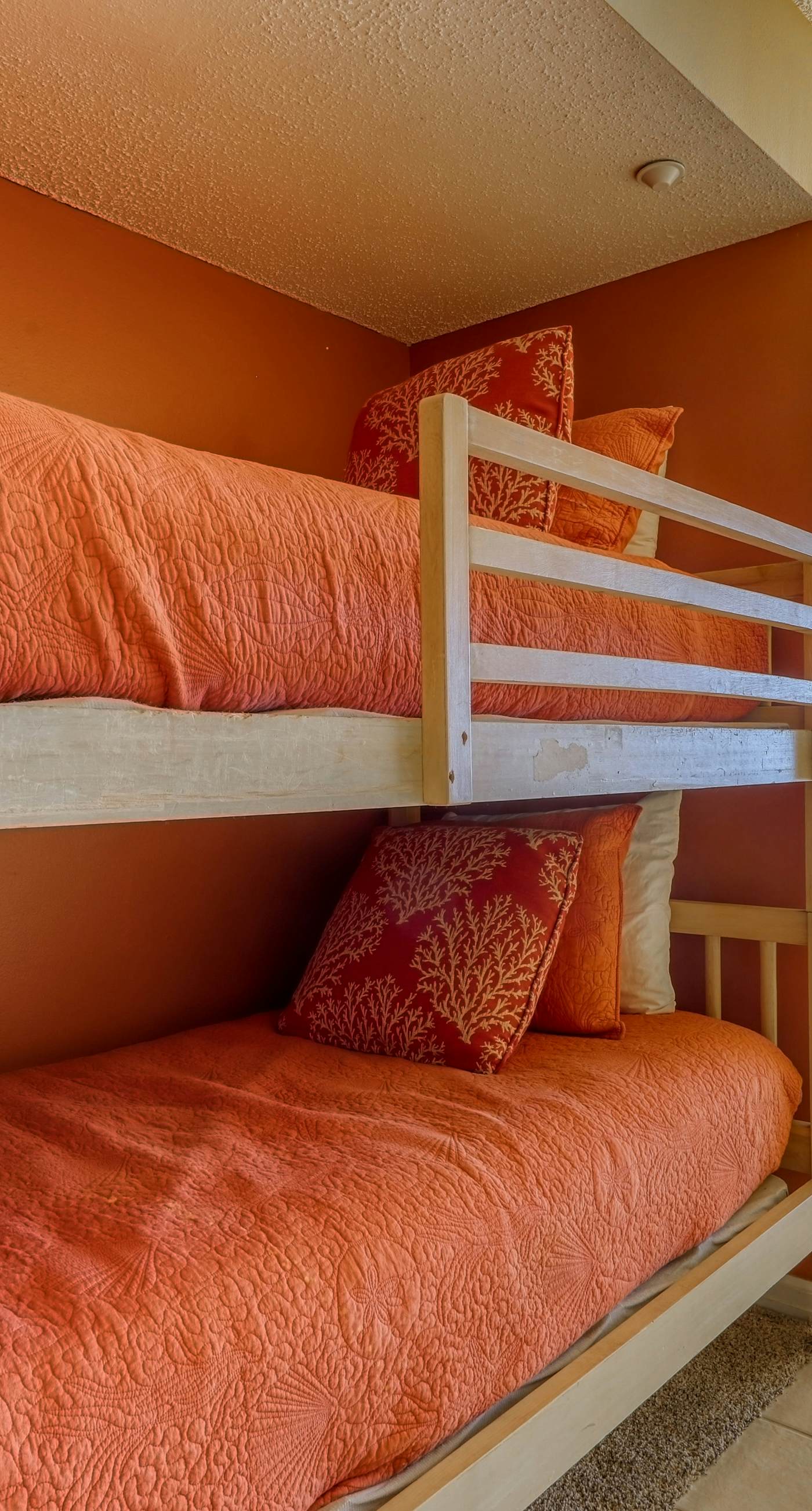 High-rise condo with ocean views, pool & balcony