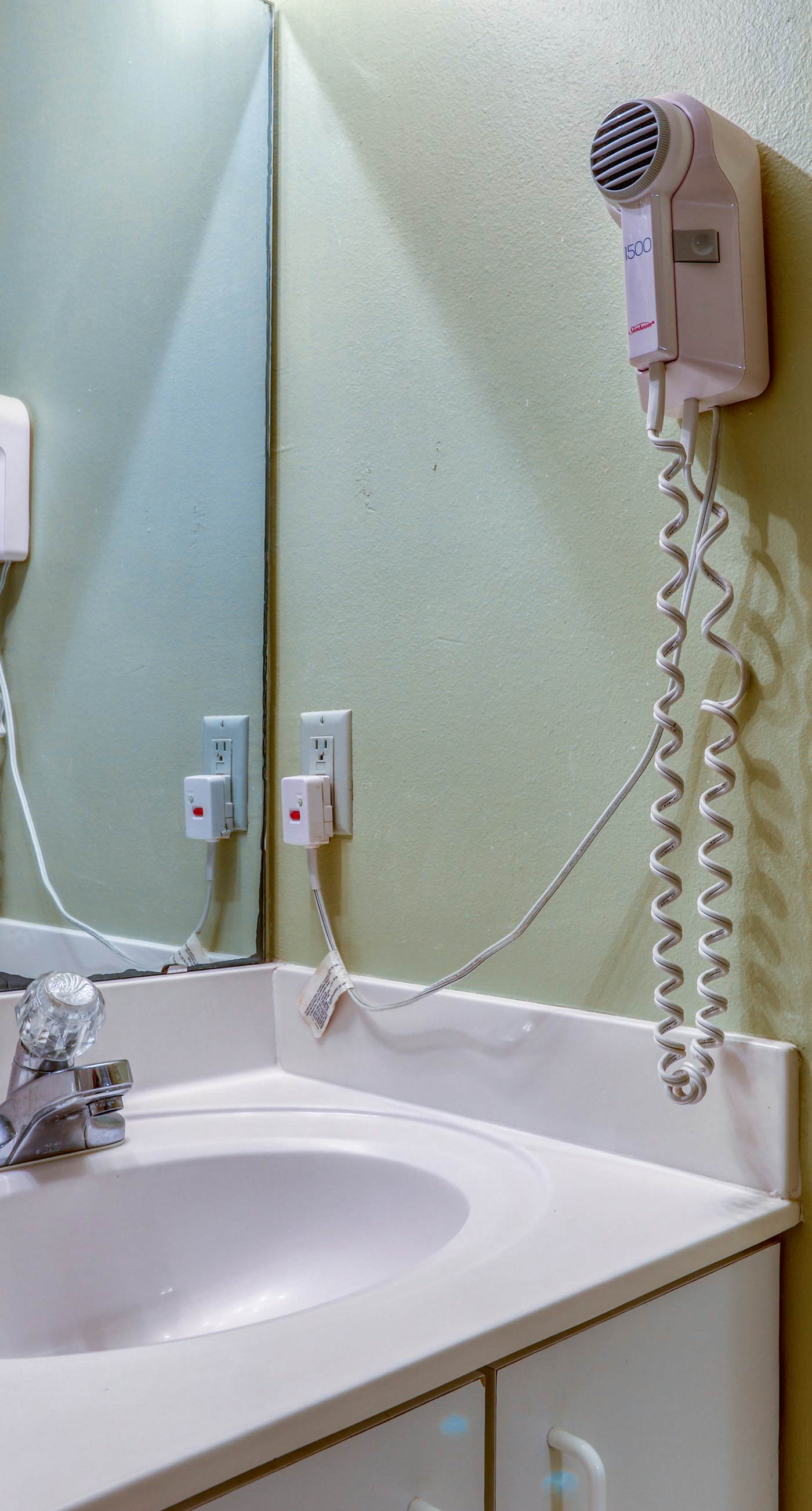 High-rise condo with ocean views, pool & balcony