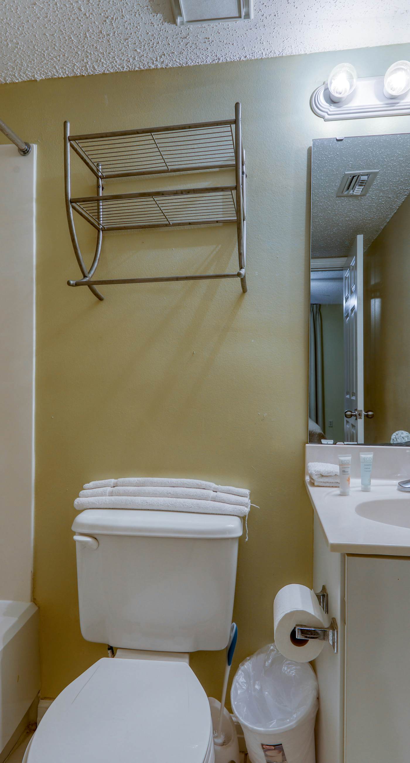 High-rise condo with ocean views, pool & balcony