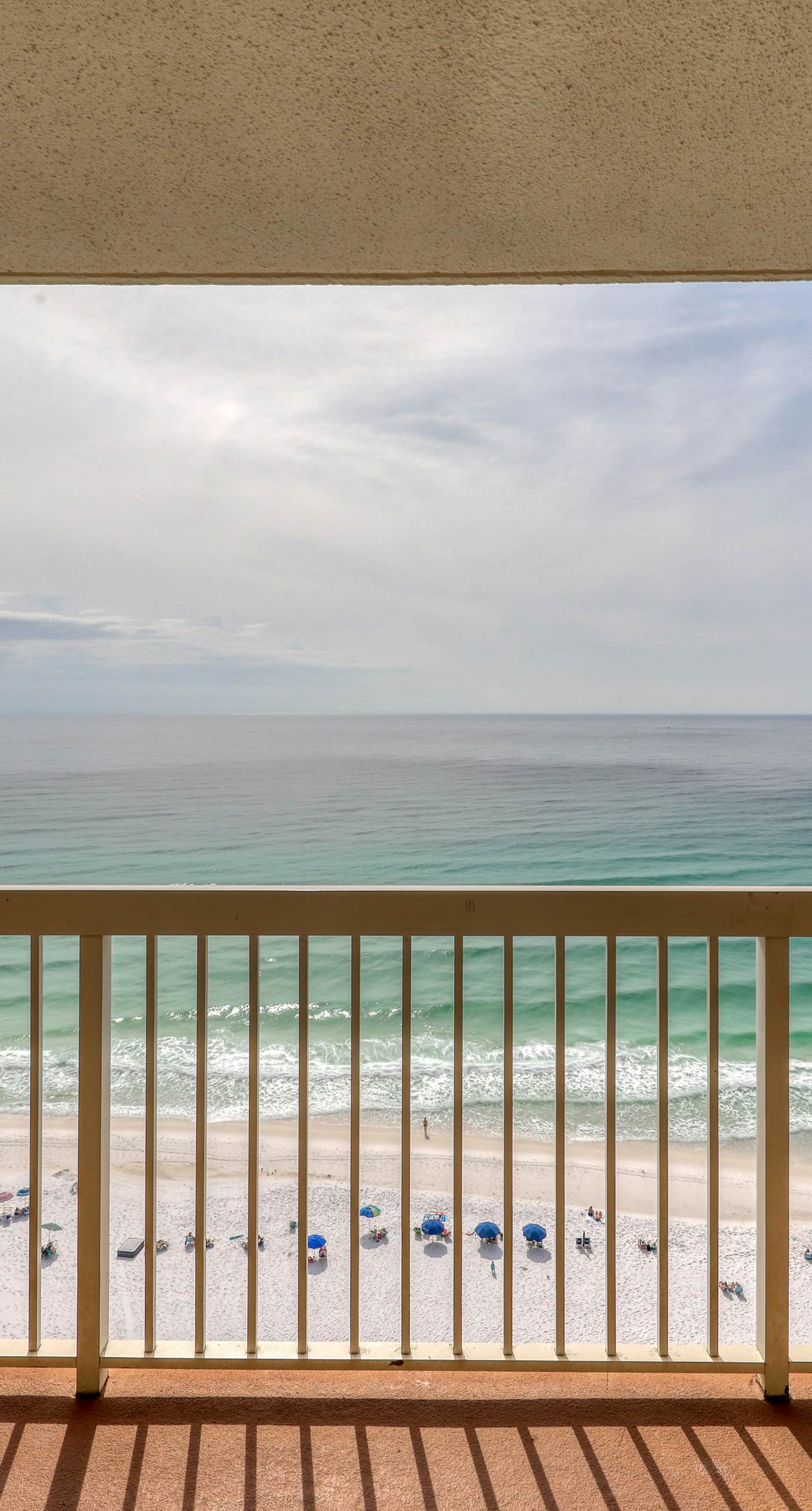 High-rise condo with ocean views, pool & balcony