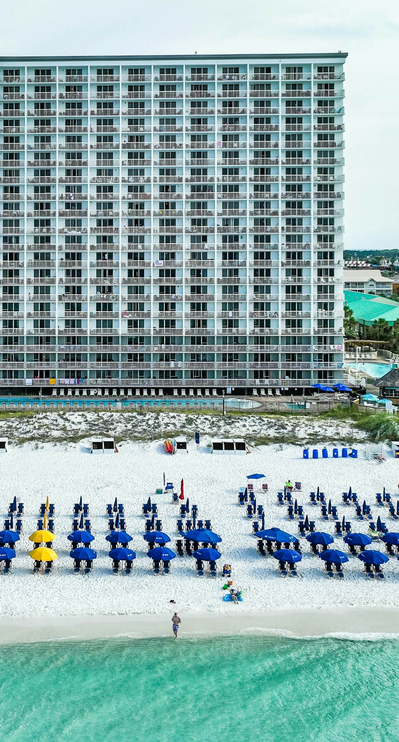 High-rise condo with ocean views, pool & balcony