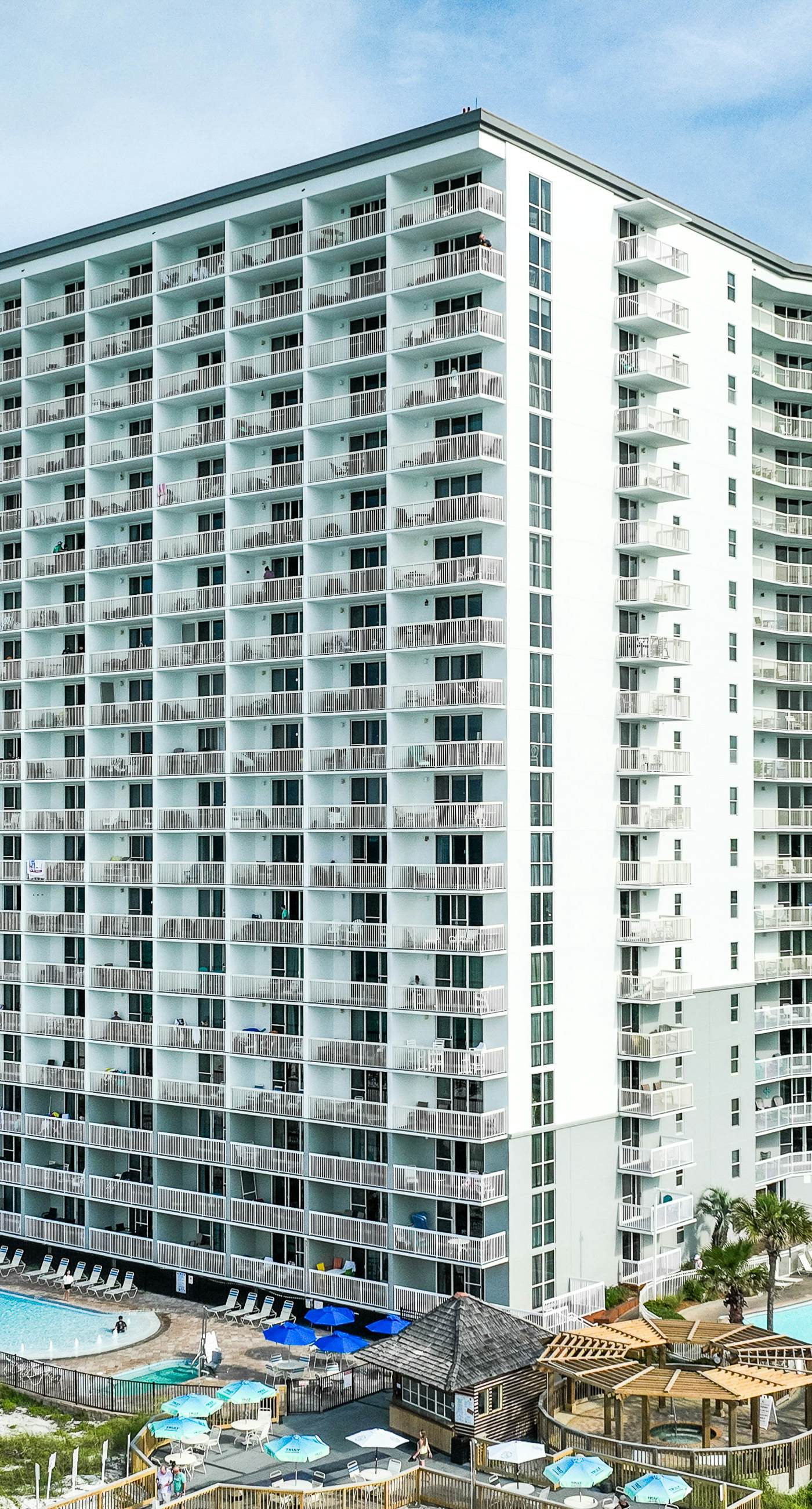 High-rise condo with ocean views, pool & balcony