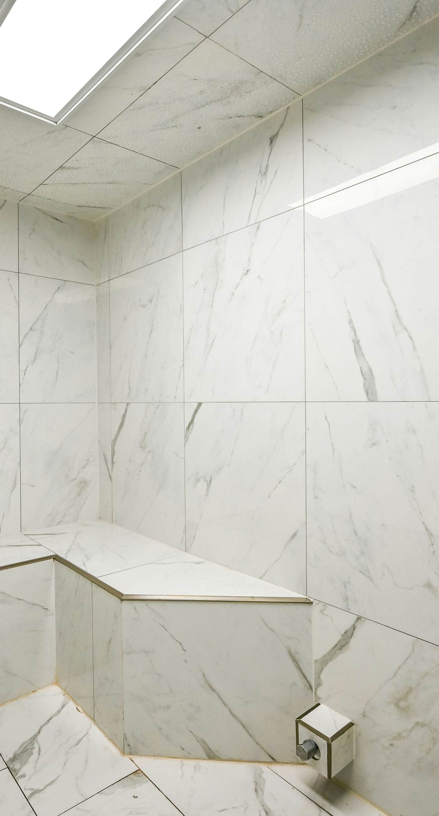 High-rise condo with ocean views, pool & balcony