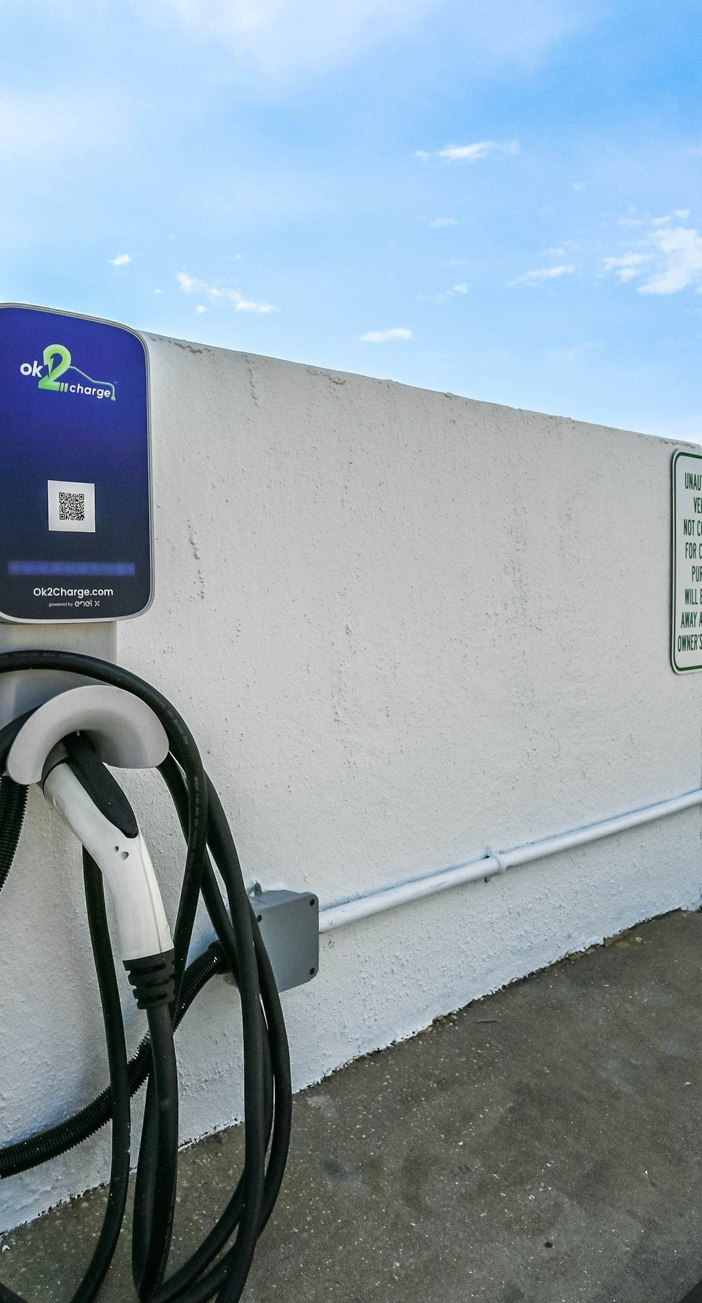 High-rise condo with ocean views, pool & balcony