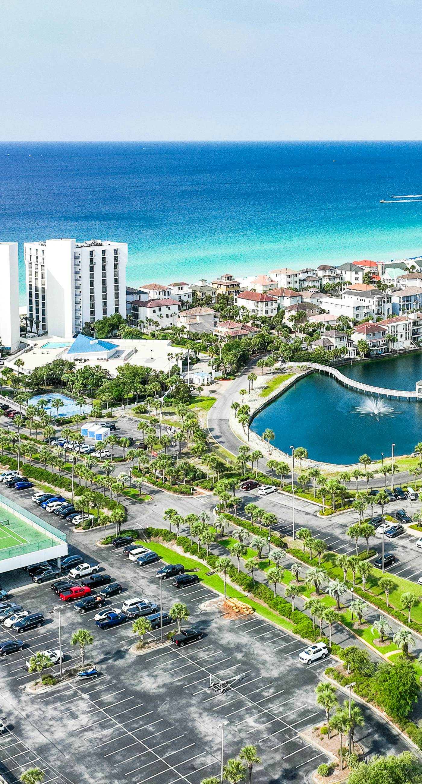 High-rise condo with ocean views, pool & balcony