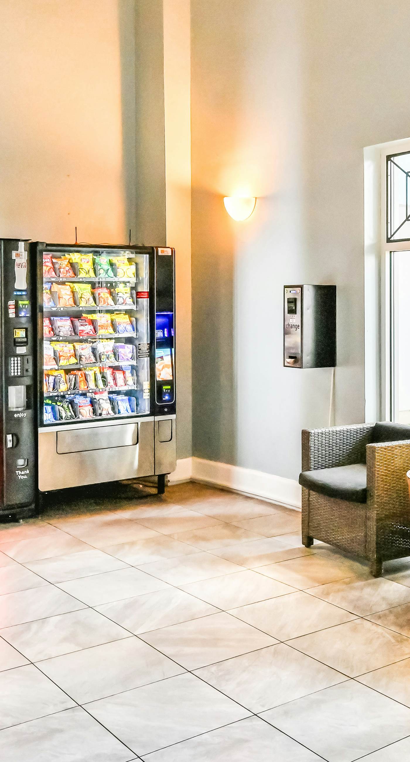 High-rise condo with ocean views, pool & balcony