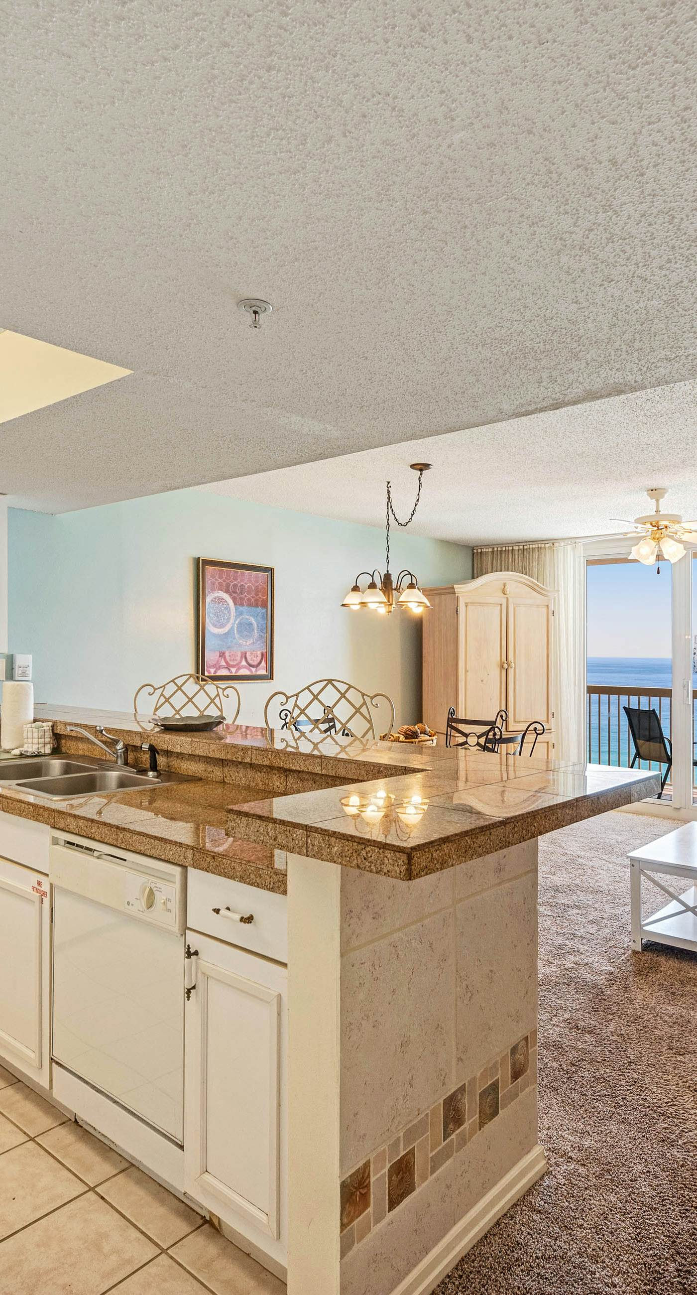 14th-floor condo with Gulf of Mexico views & outdoor pool
