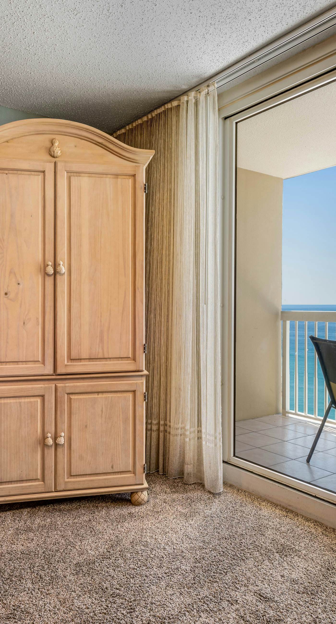 14th-floor condo with Gulf of Mexico views & outdoor pool