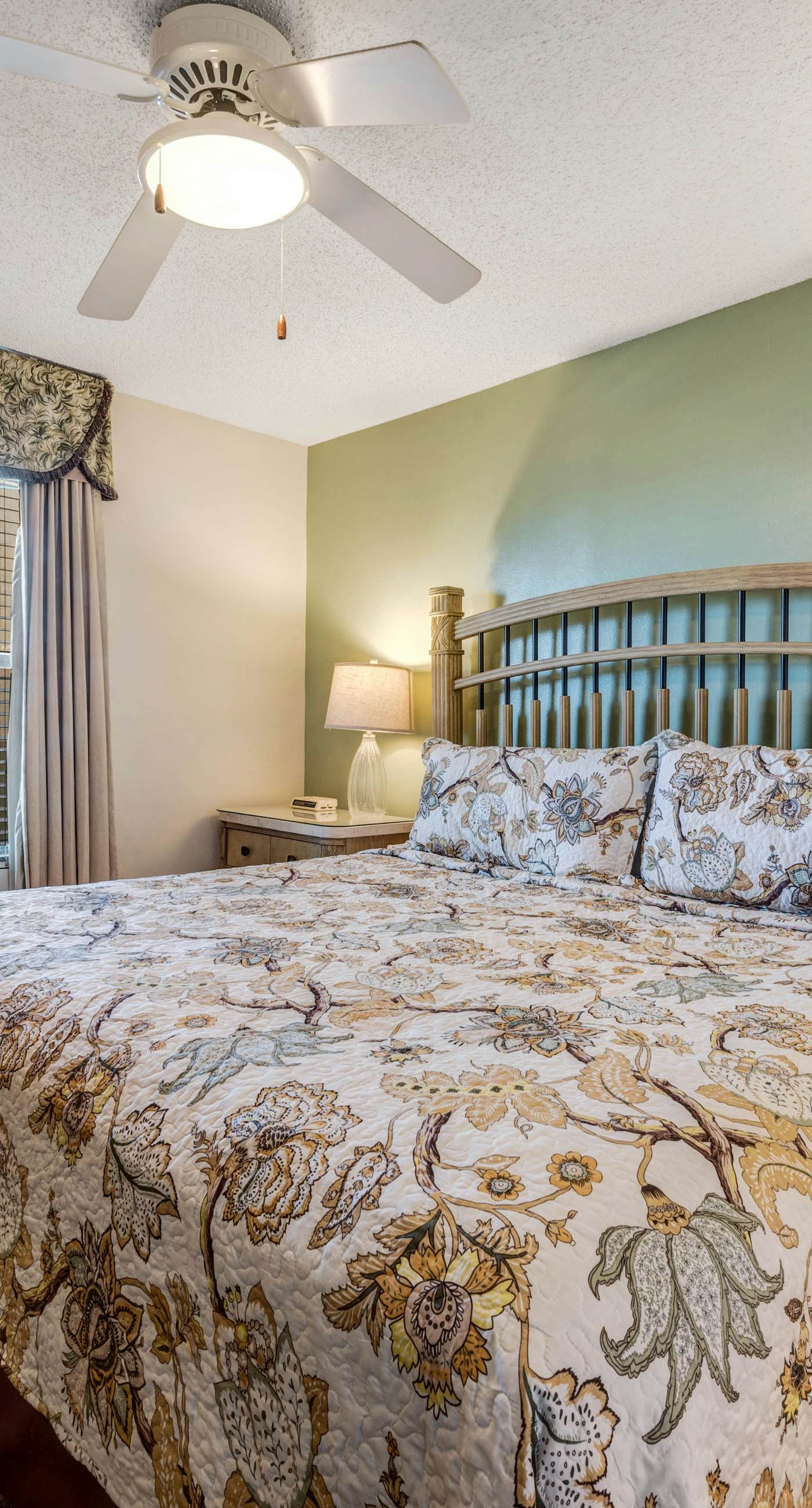 14th-floor condo with Gulf of Mexico views & outdoor pool