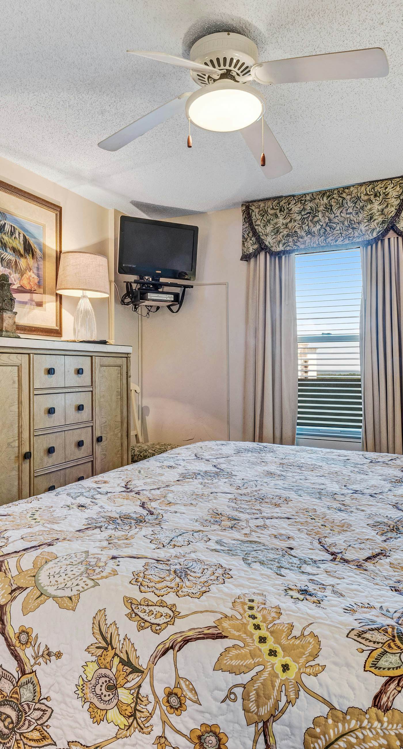 14th-floor condo with Gulf of Mexico views & outdoor pool