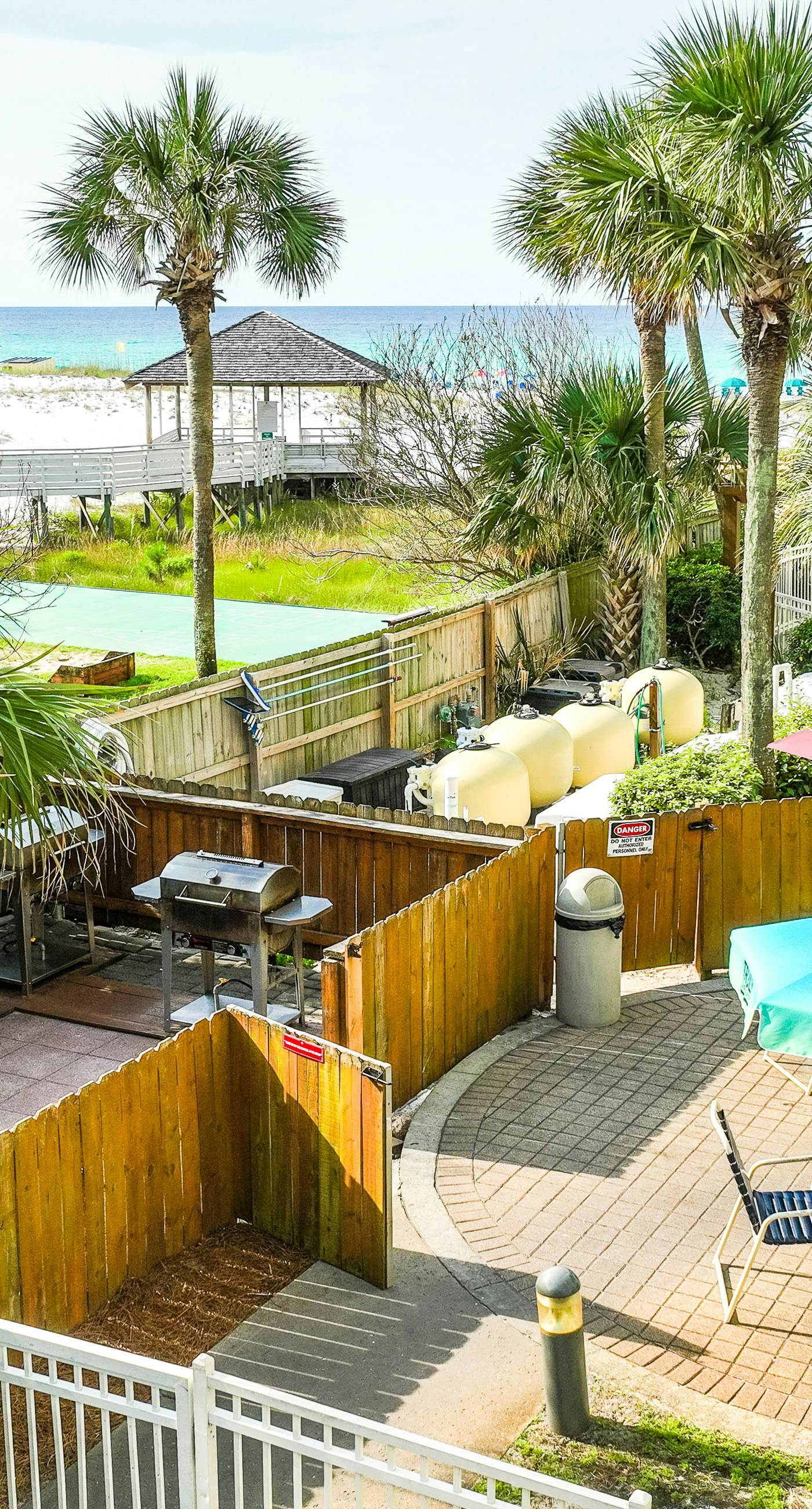 14th-floor condo with Gulf of Mexico views & outdoor pool