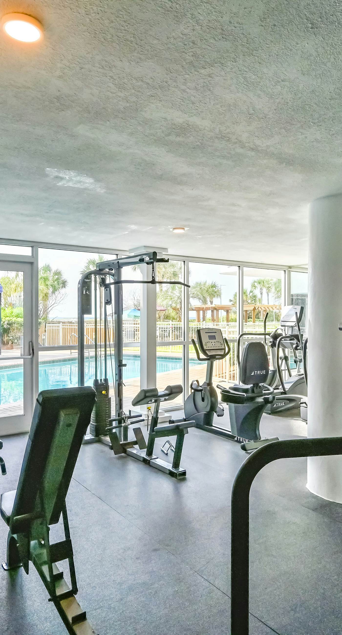 14th-floor condo with Gulf of Mexico views & outdoor pool