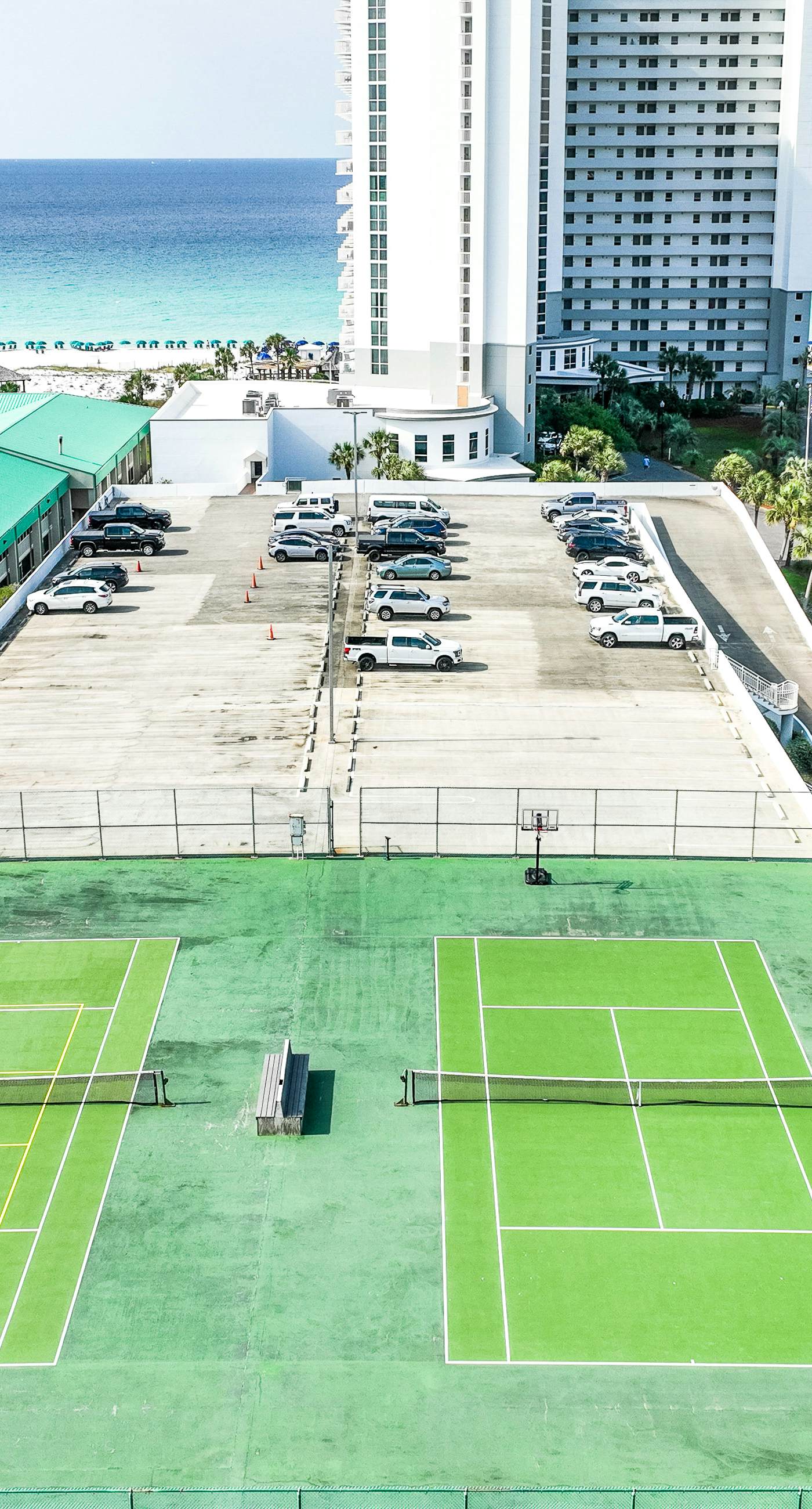 14th-floor condo with Gulf of Mexico views & outdoor pool