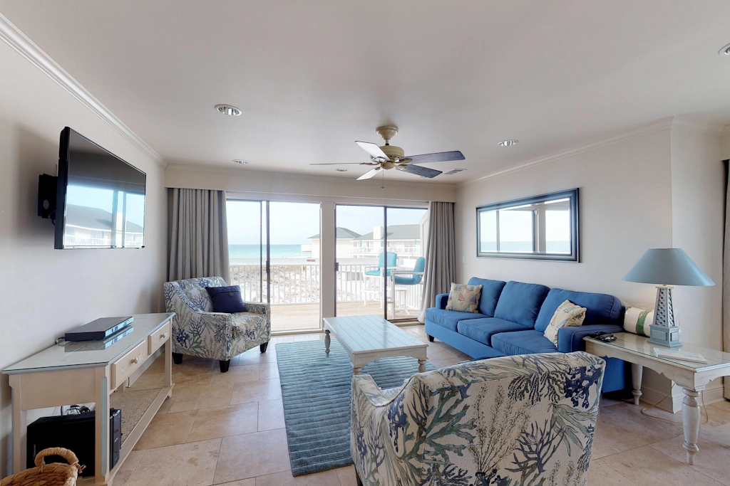 Lovely Gulf-view condo with balcony, shared pool & hot tub, & free WiFi