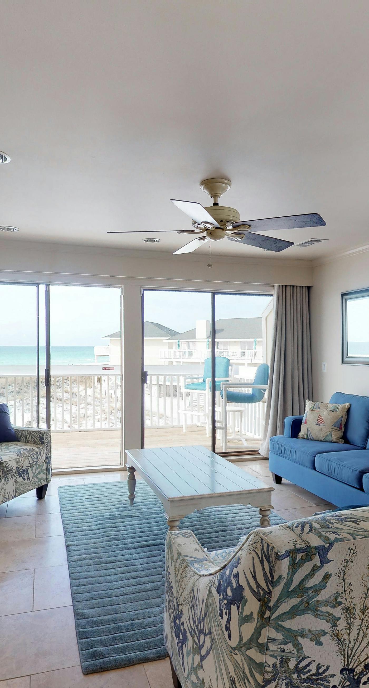 Lovely Gulf-view condo with balcony, shared pool & hot tub, & free WiFi