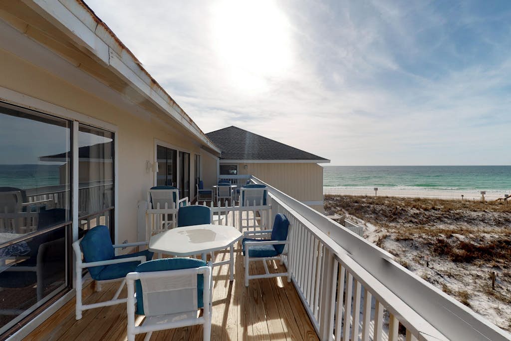 Lovely Gulf-view condo with balcony, shared pool & hot tub, & free WiFi