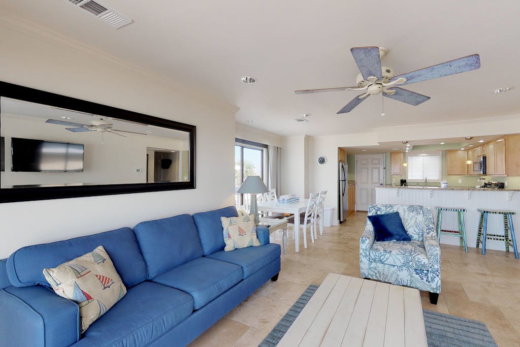 Lovely Gulf-view condo with balcony, shared pool & hot tub, & free WiFi