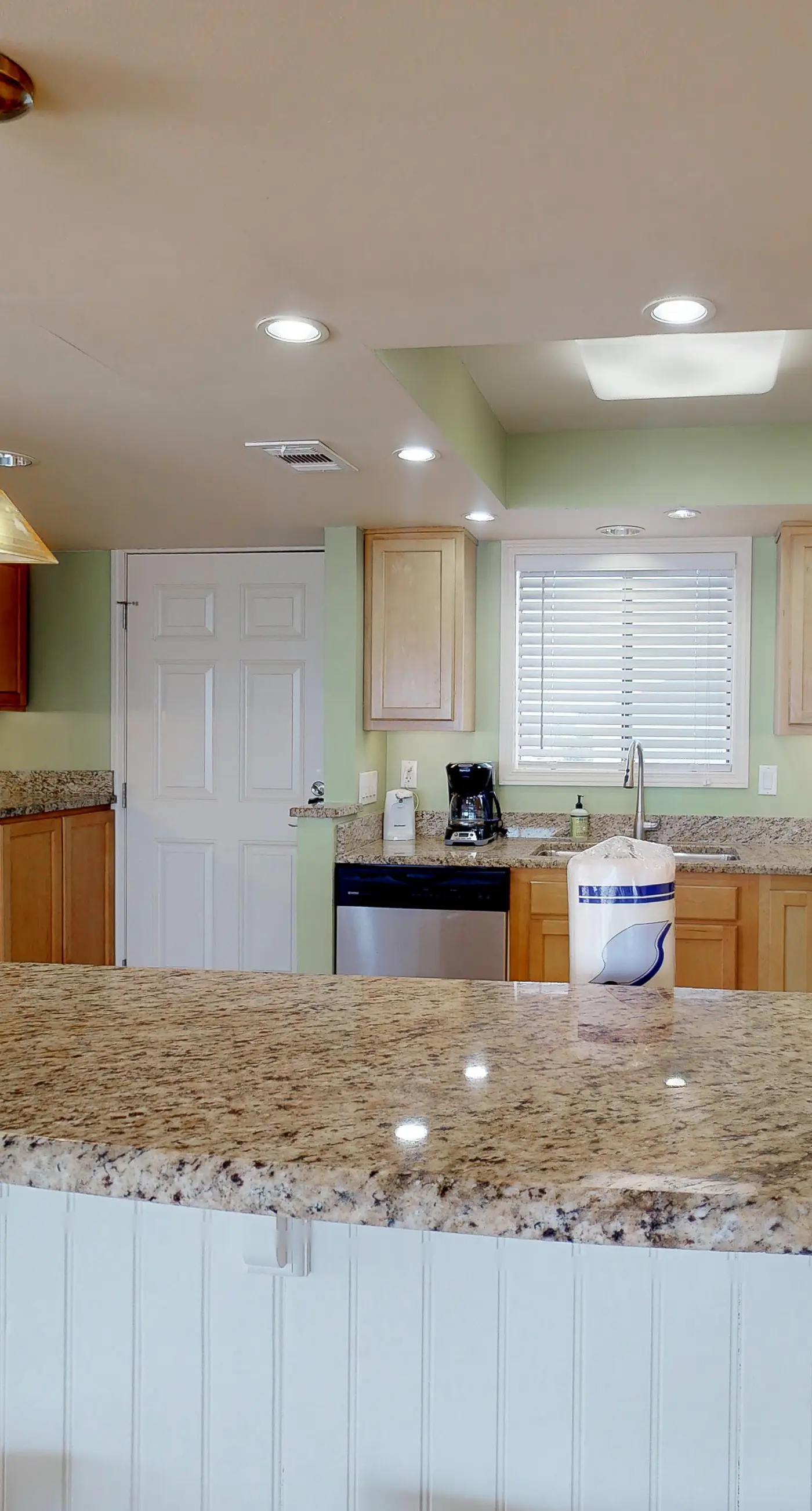 Lovely Gulf-view condo with balcony, shared pool & hot tub, & free WiFi