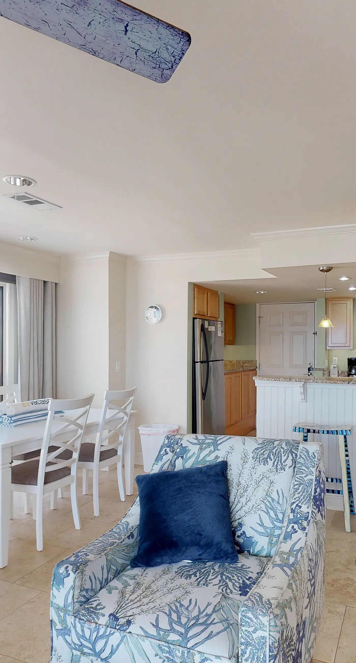 Lovely Gulf-view condo with balcony, shared pool & hot tub, & free WiFi