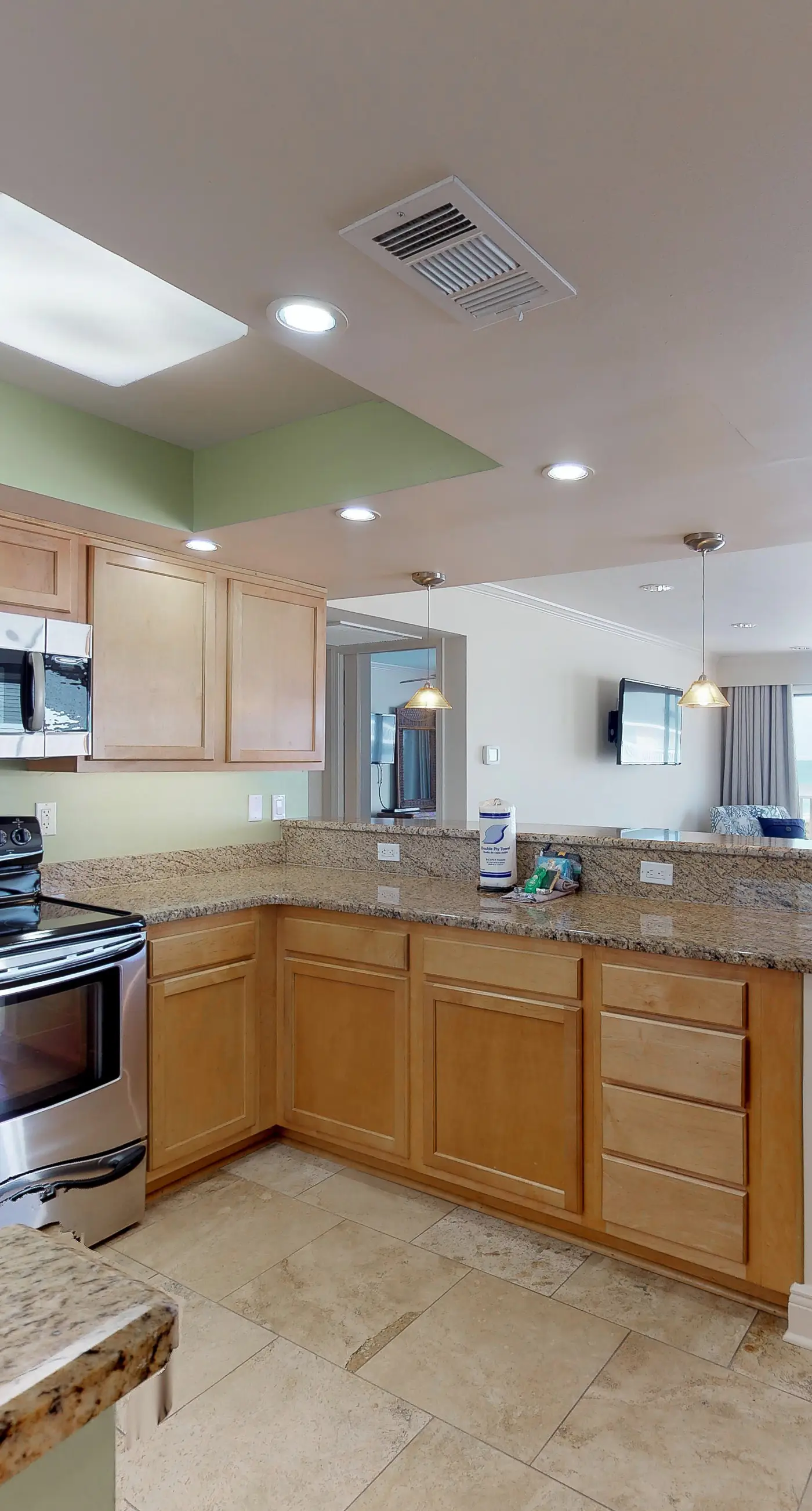 Lovely Gulf-view condo with balcony, shared pool & hot tub, & free WiFi