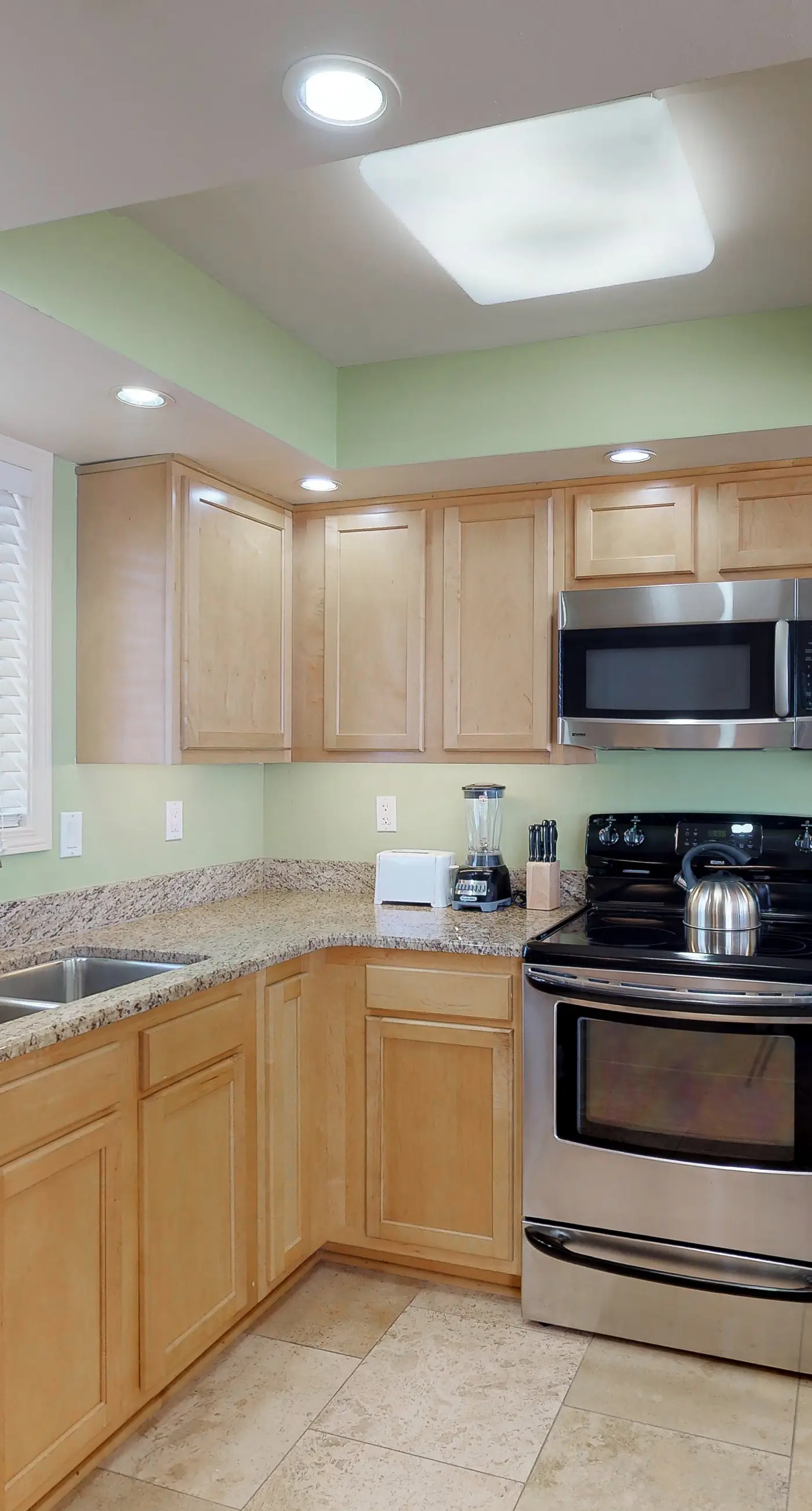 Lovely Gulf-view condo with balcony, shared pool & hot tub, & free WiFi