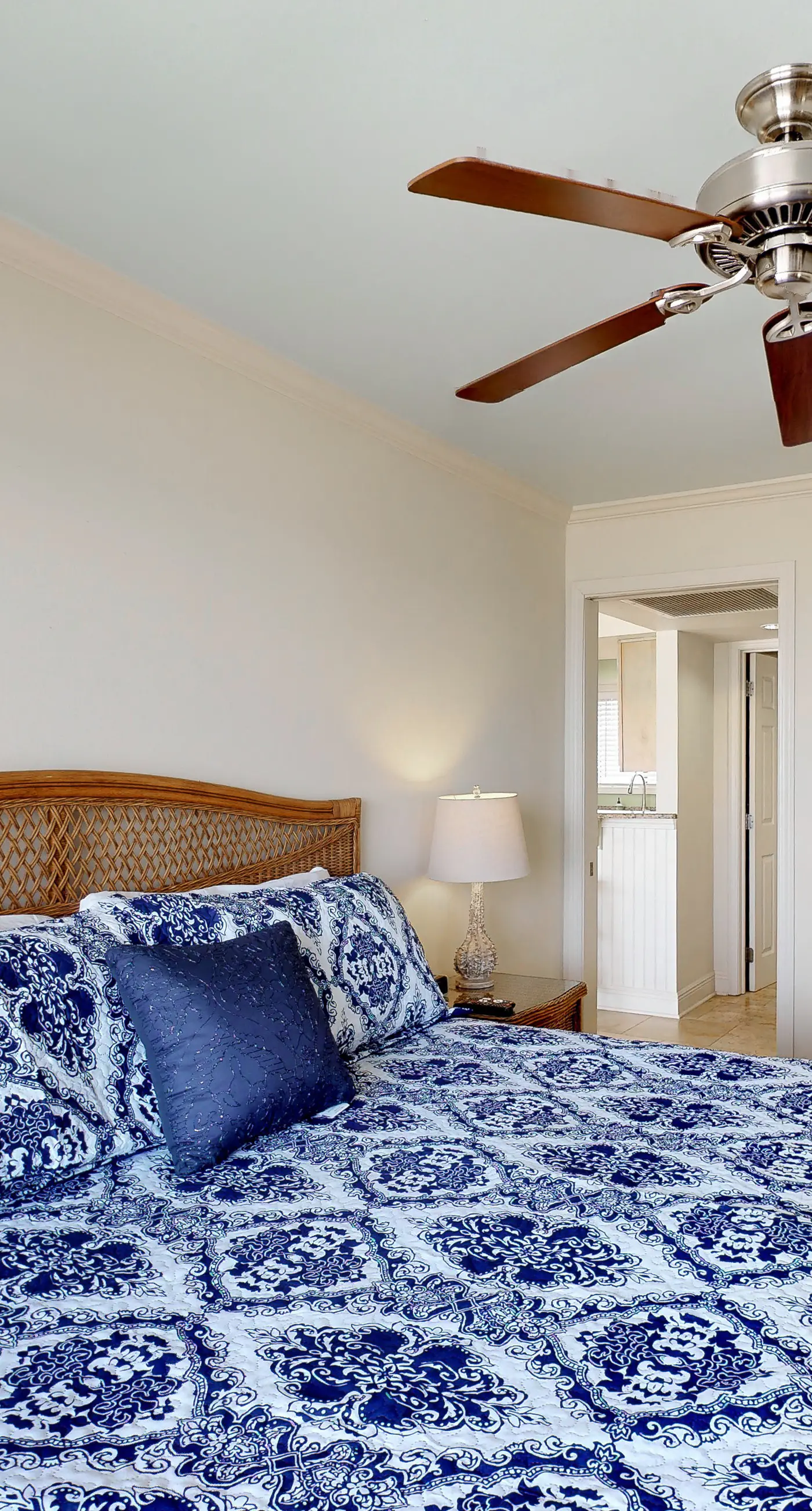 Lovely Gulf-view condo with balcony, shared pool & hot tub, & free WiFi