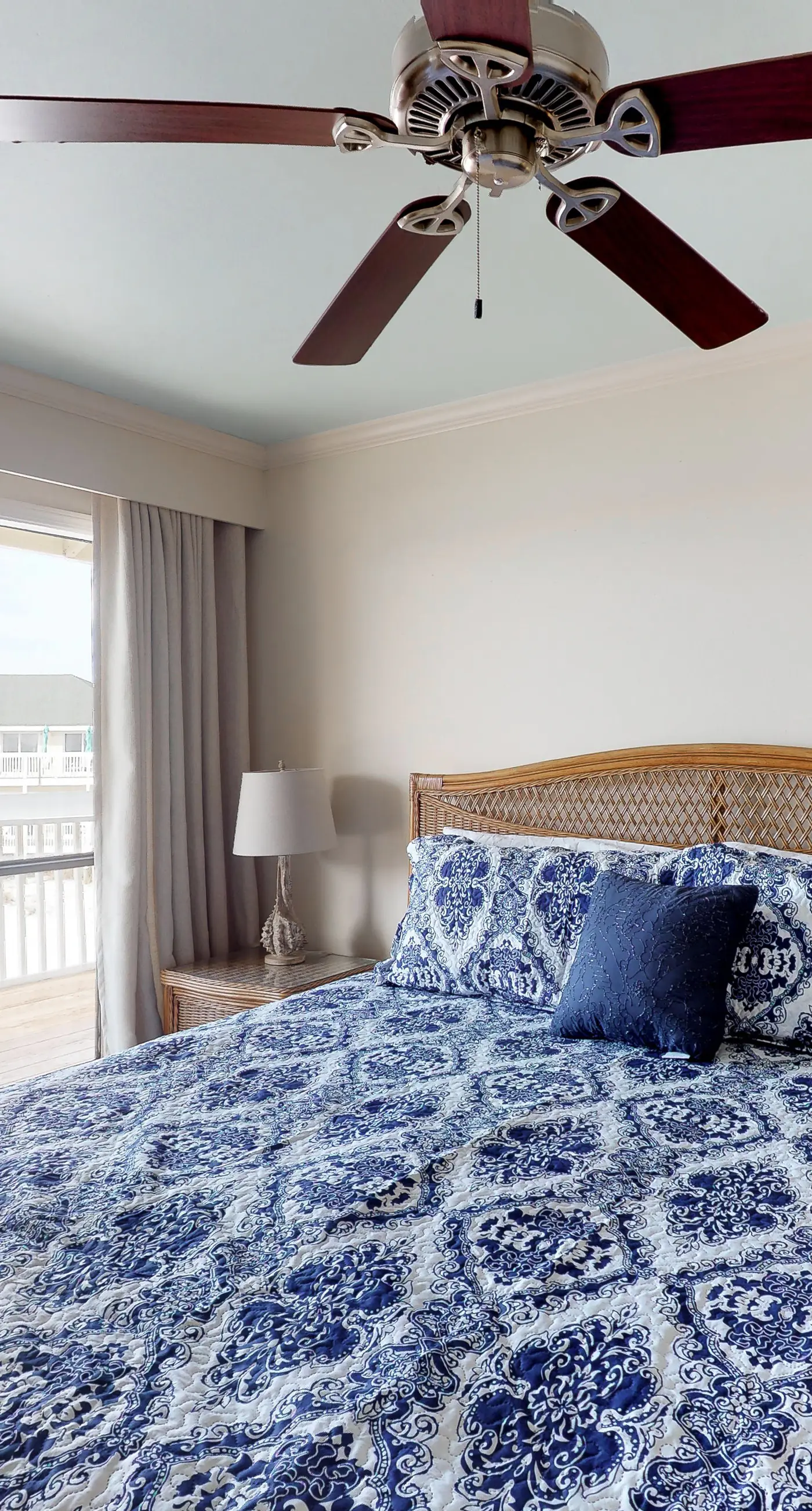 Lovely Gulf-view condo with balcony, shared pool & hot tub, & free WiFi