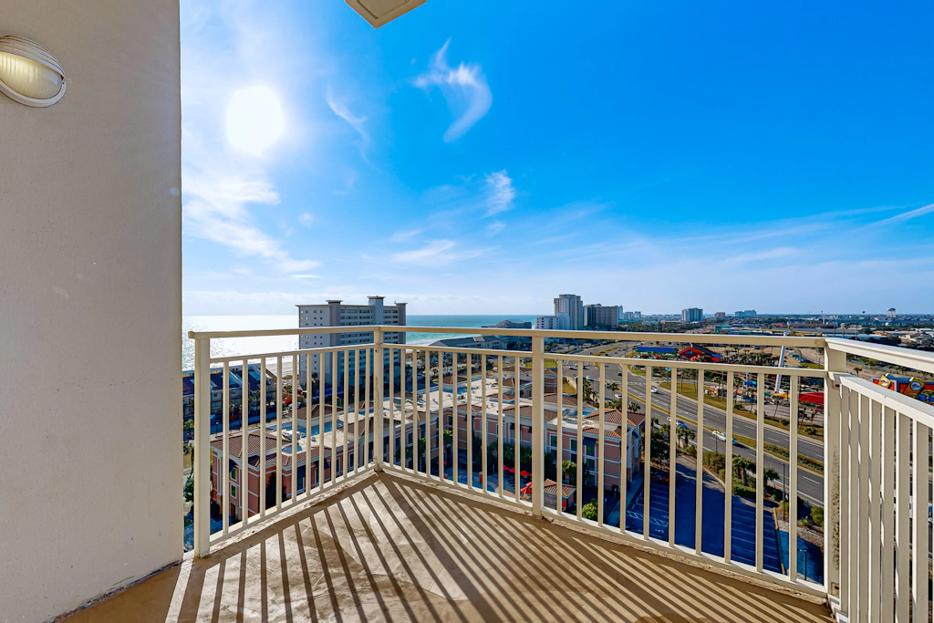 Beachfront condo w private balcony, Gulf views & on-site shared amenities