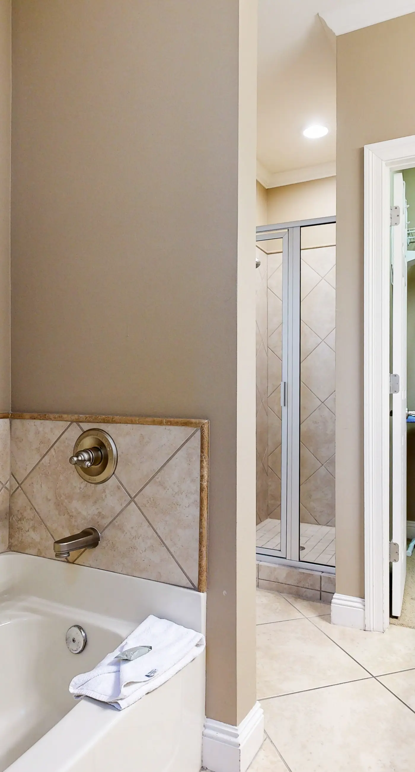 Nautical home in gated community with pool, hot tub & beach access