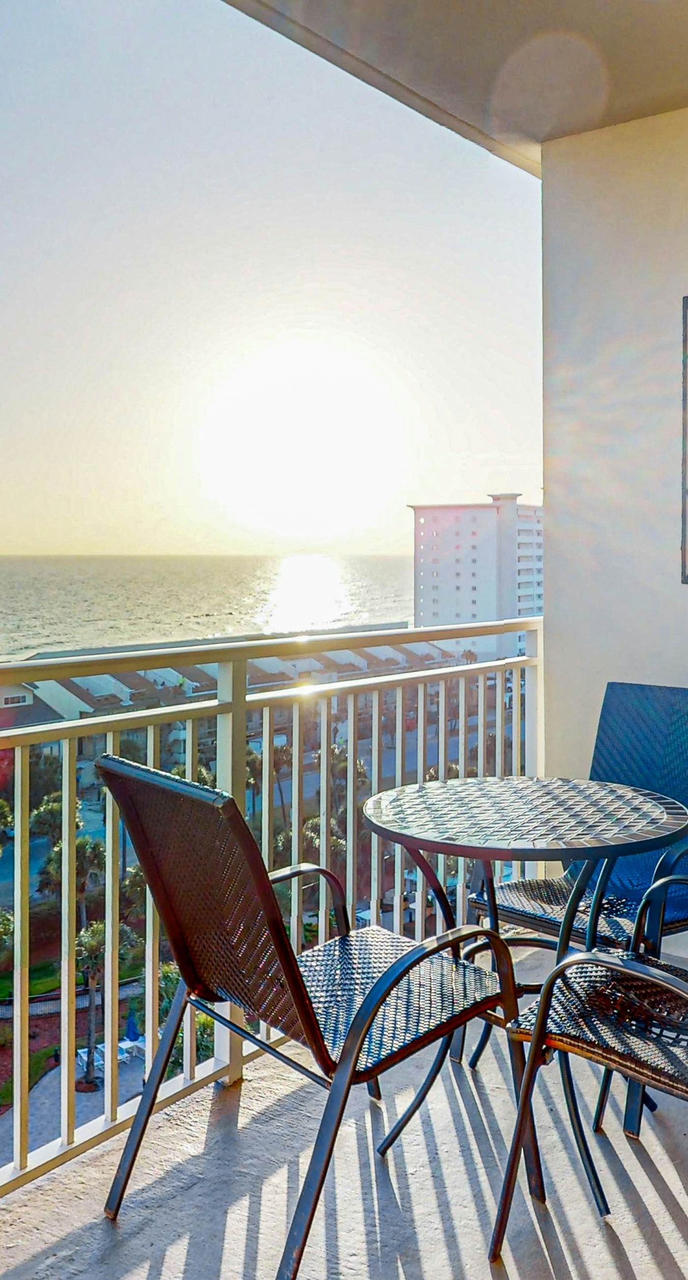 Beautiful, waterfront condo w a shared pool, gym, & beach access