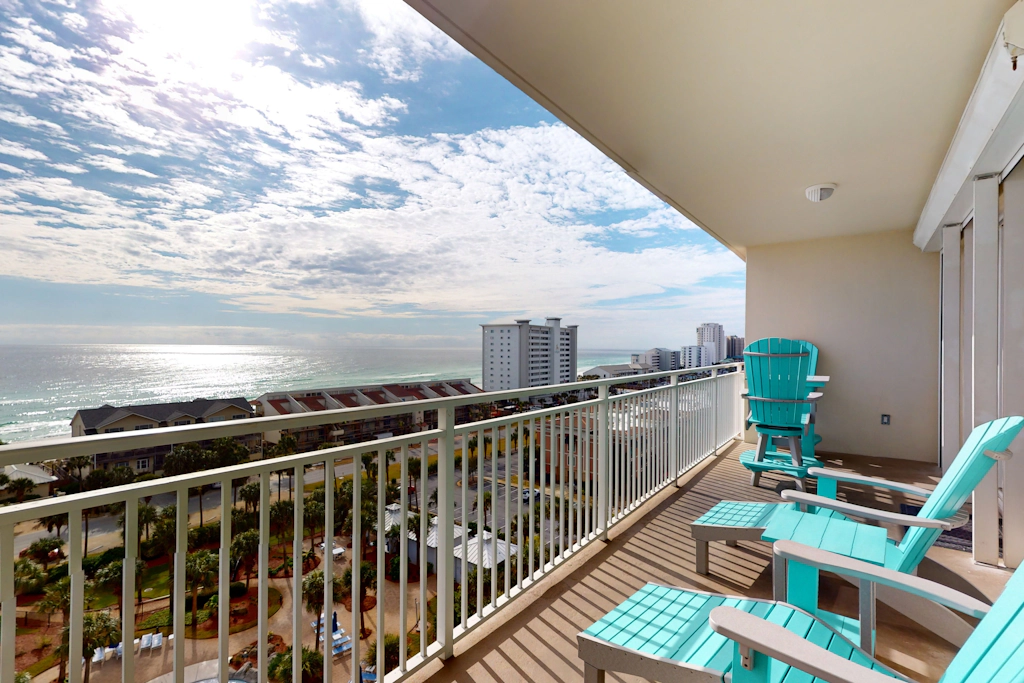 Gorgeous beachfront condo w shared pool & beach access