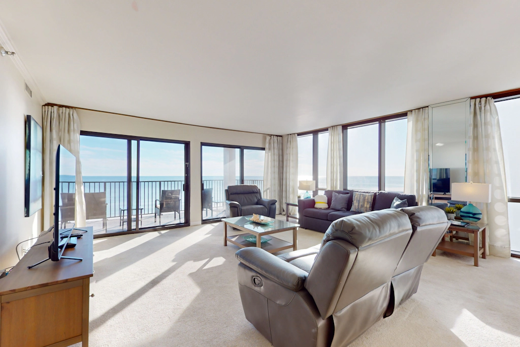 Beautiful Gulf Front Condo Fun Amenities, Nearby Shopping & Dining