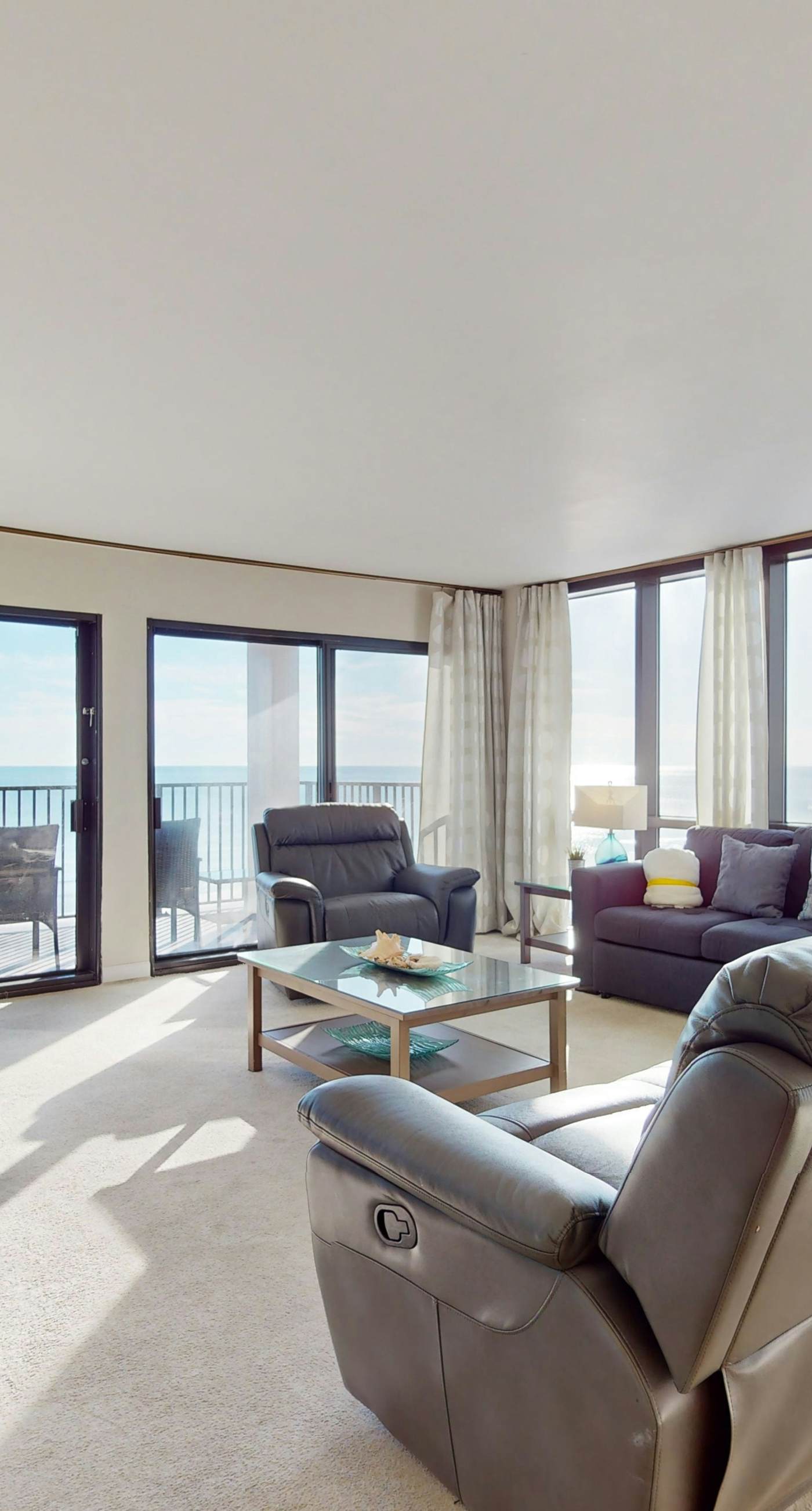 Beautiful Gulf Front Condo Fun Amenities, Nearby Shopping & Dining
