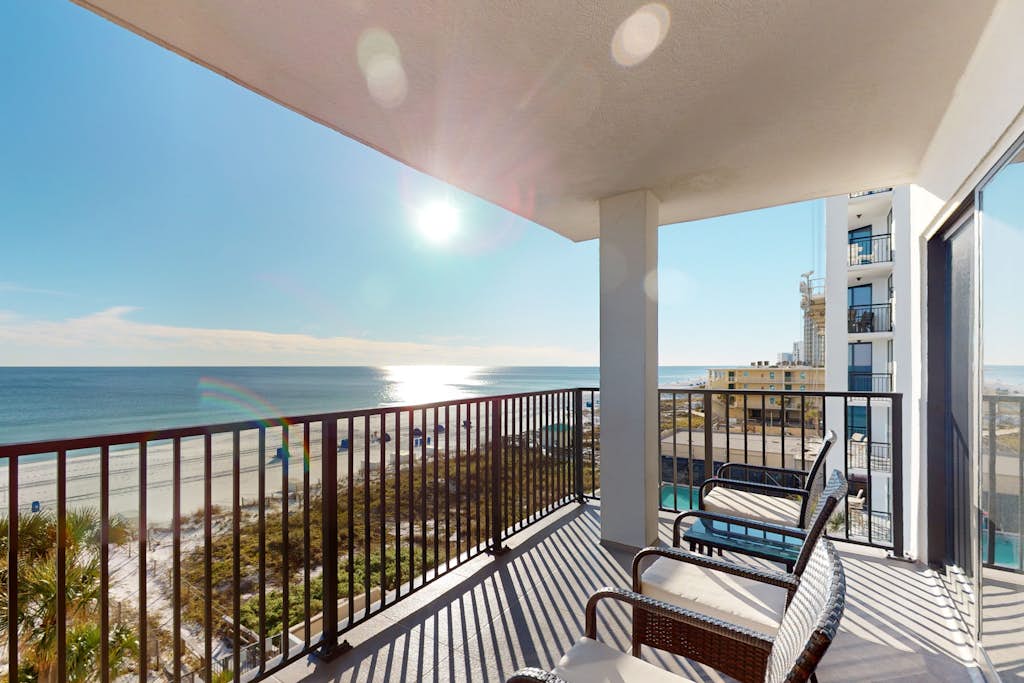 Beautiful Gulf Front Condo Fun Amenities, Nearby Shopping & Dining