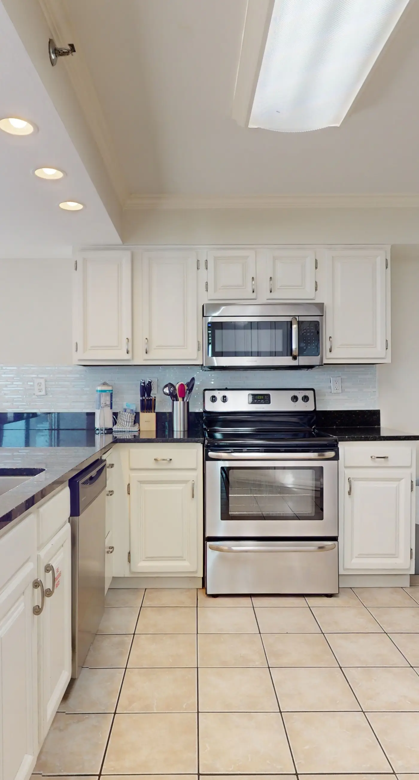 Beautiful Gulf Front Condo Fun Amenities, Nearby Shopping & Dining