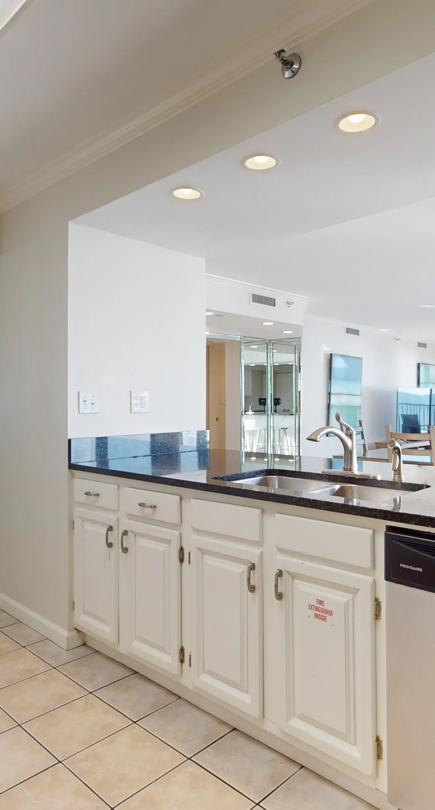 Beautiful Gulf Front Condo Fun Amenities, Nearby Shopping & Dining