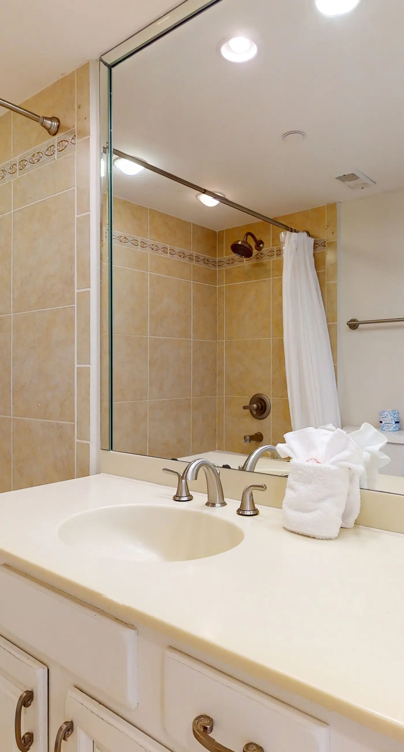 Beautiful Gulf Front Condo Fun Amenities, Nearby Shopping & Dining