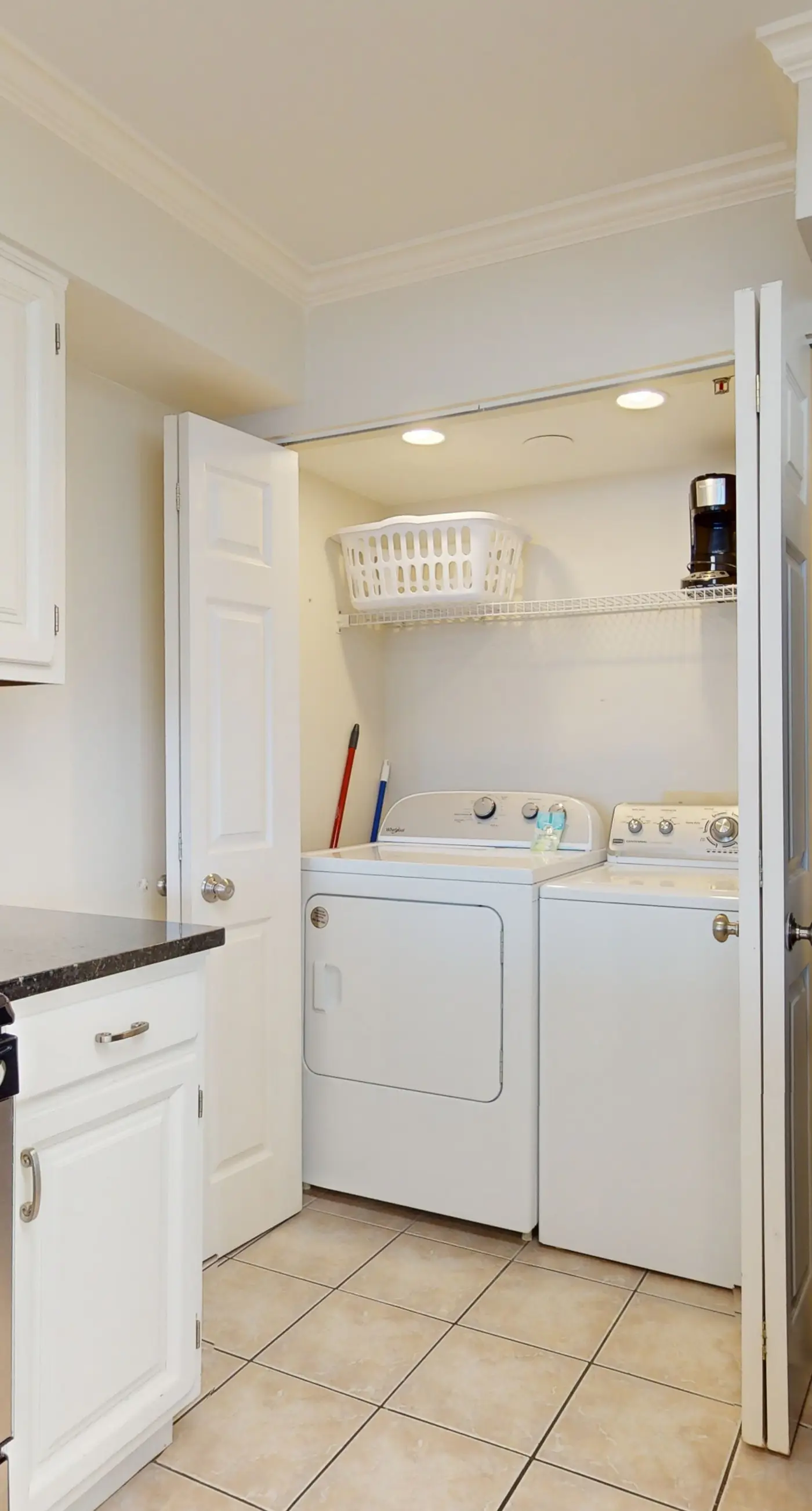 Beautiful Gulf Front Condo Fun Amenities, Nearby Shopping & Dining