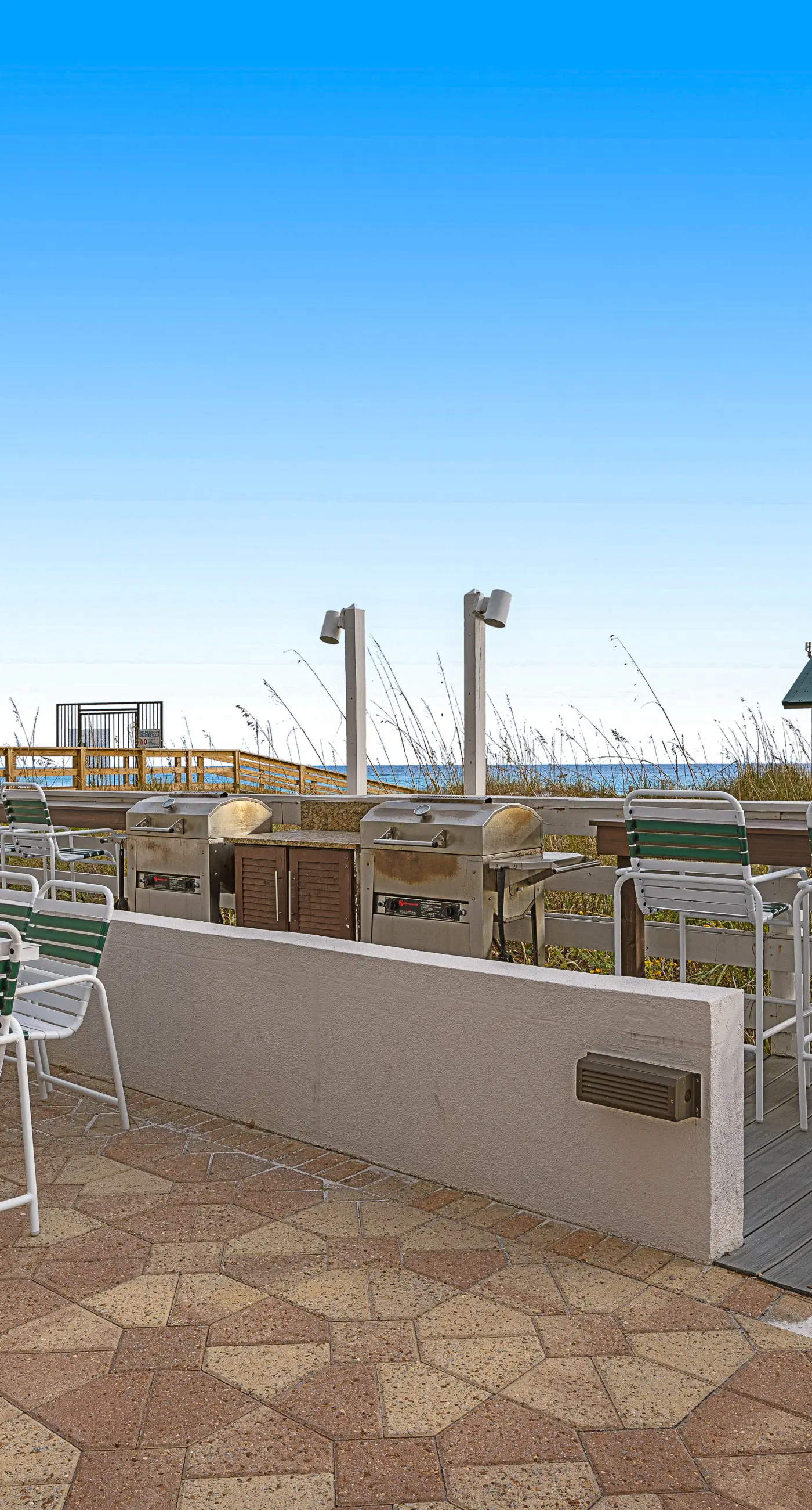 Beautiful Gulf Front Condo Fun Amenities, Nearby Shopping & Dining