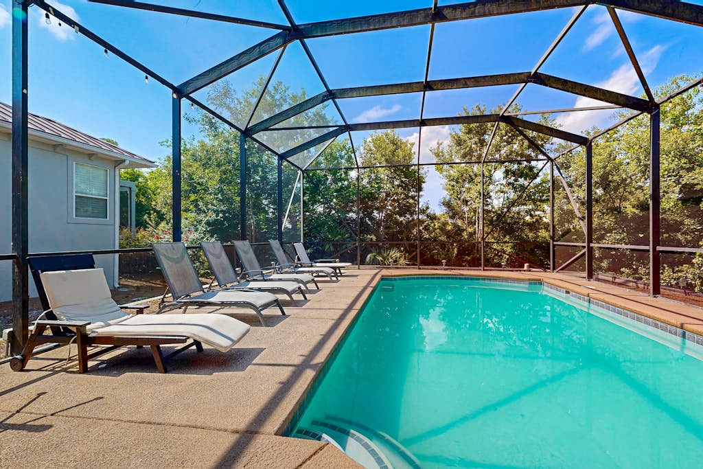 Pretty Home Sleeping 14 Dog-Friendly, Private Screened-in Pool & Sundeck