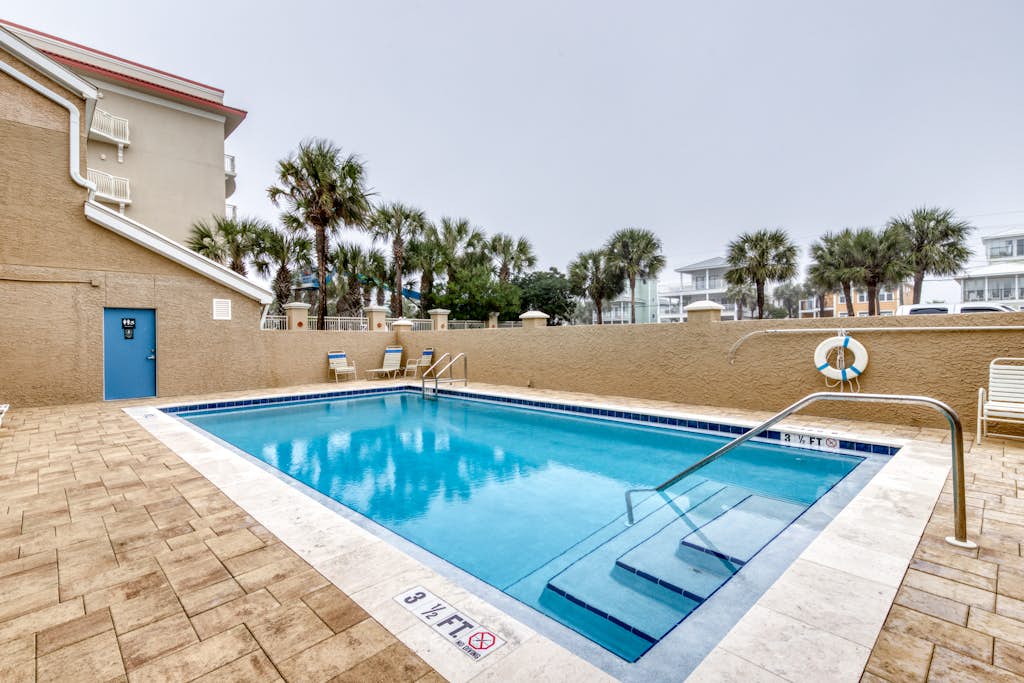 Second Floor Condo Many Amenities, Beach Access, Beach Equipment Included