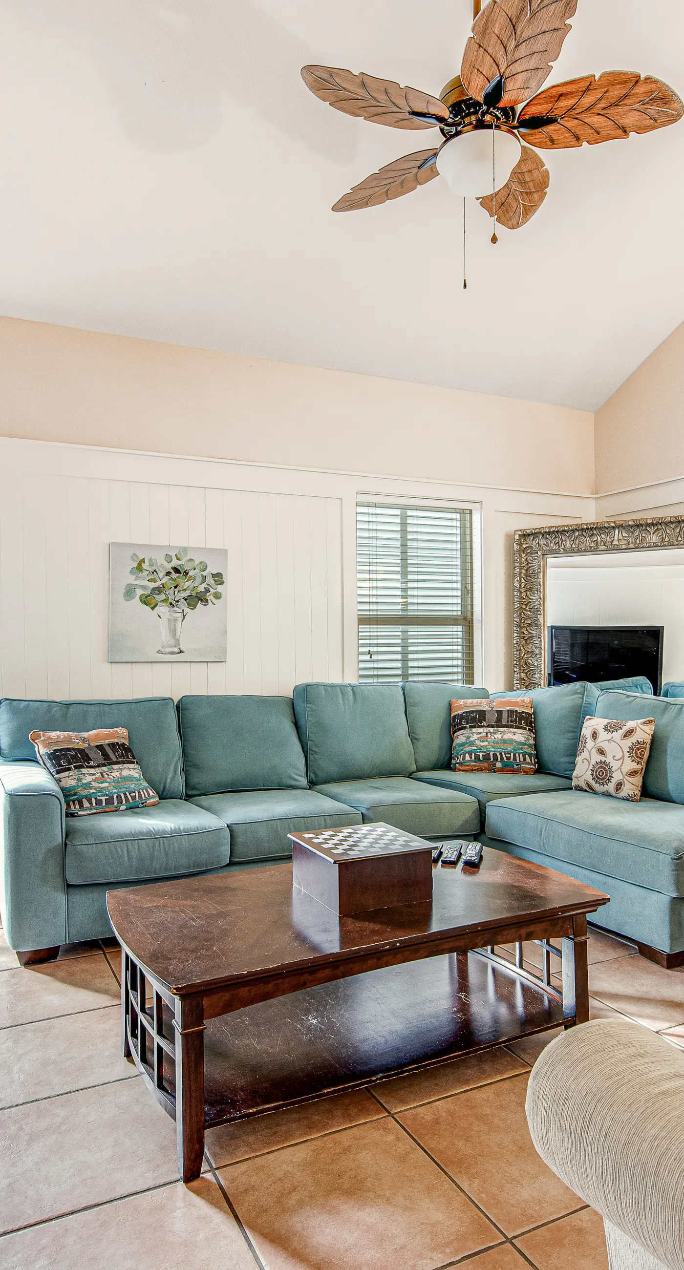 Quiet, dog-friendly home with tropical backyard, cobblestones & private grill