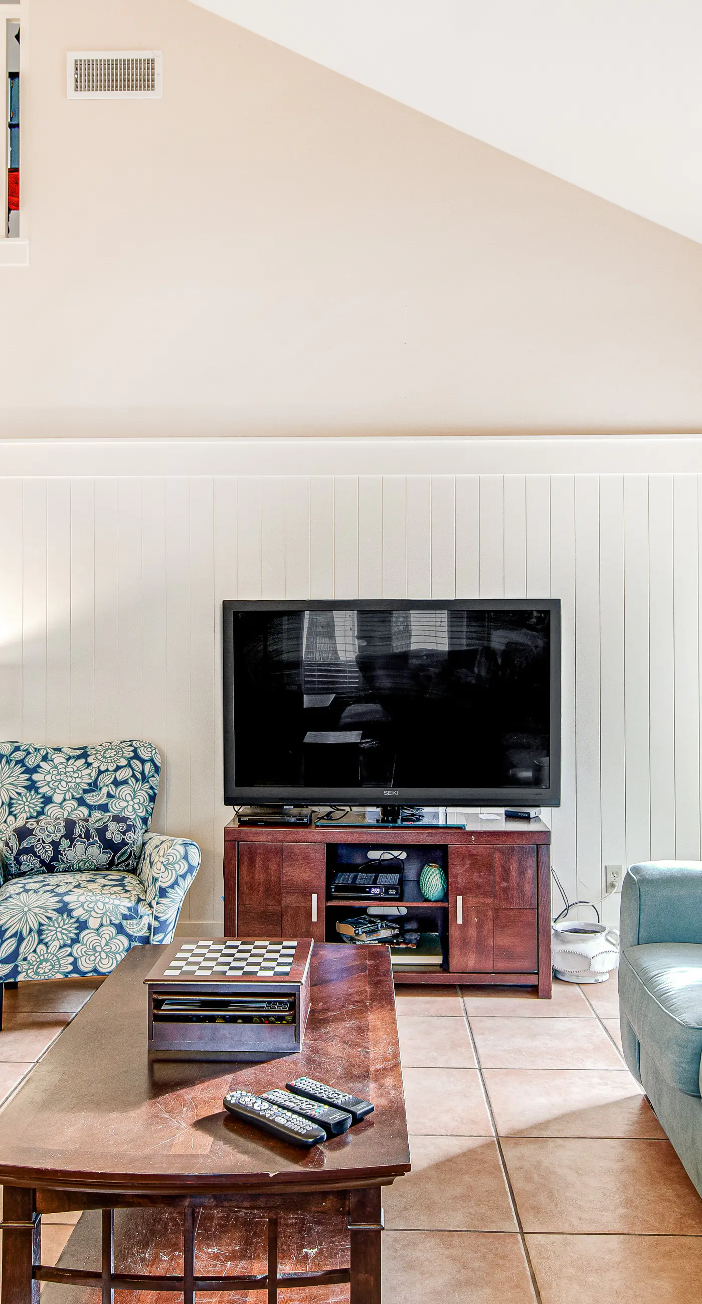 Quiet, dog-friendly home with tropical backyard, cobblestones & private grill