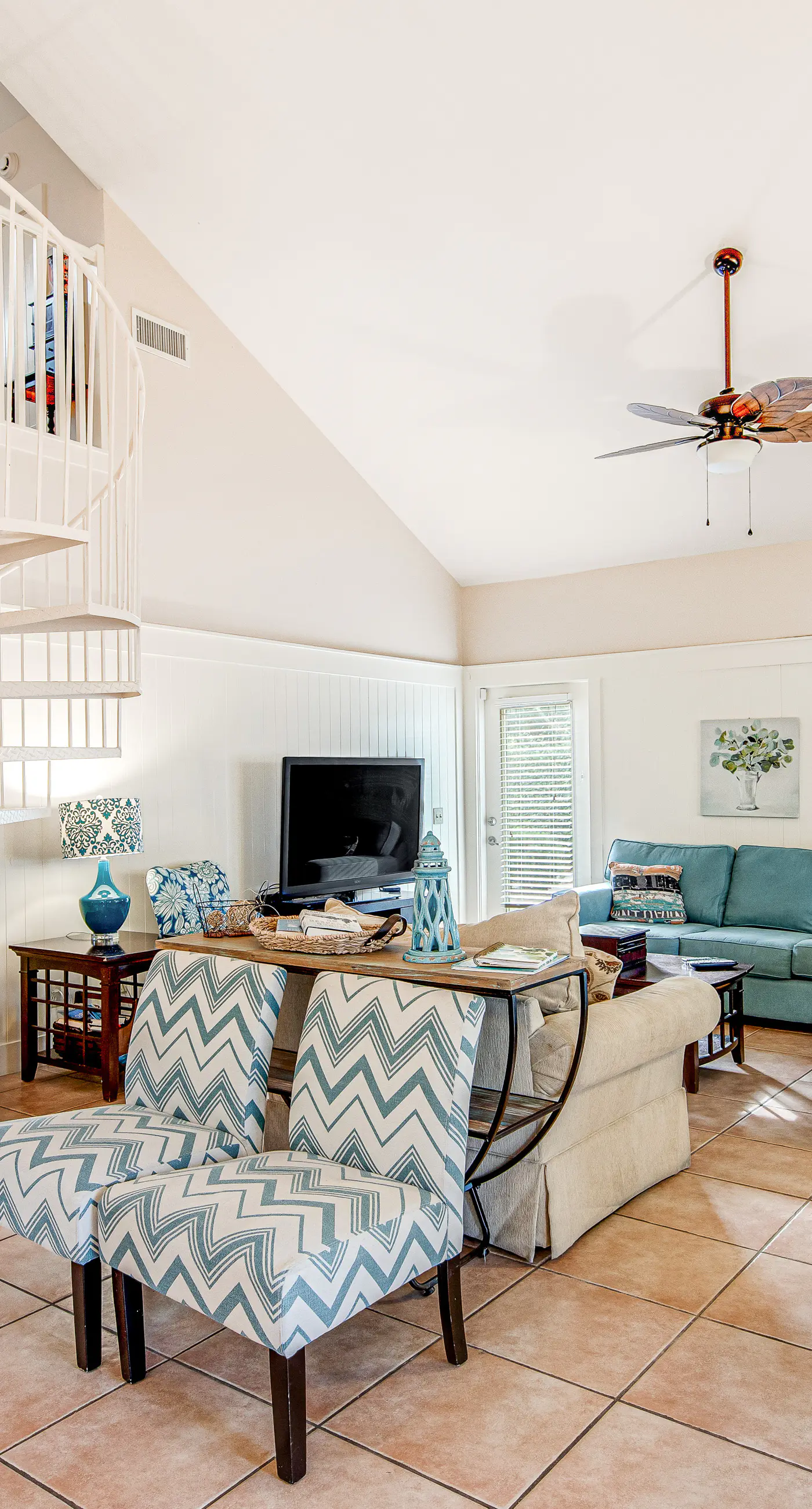 Quiet, dog-friendly home with tropical backyard, cobblestones & private grill