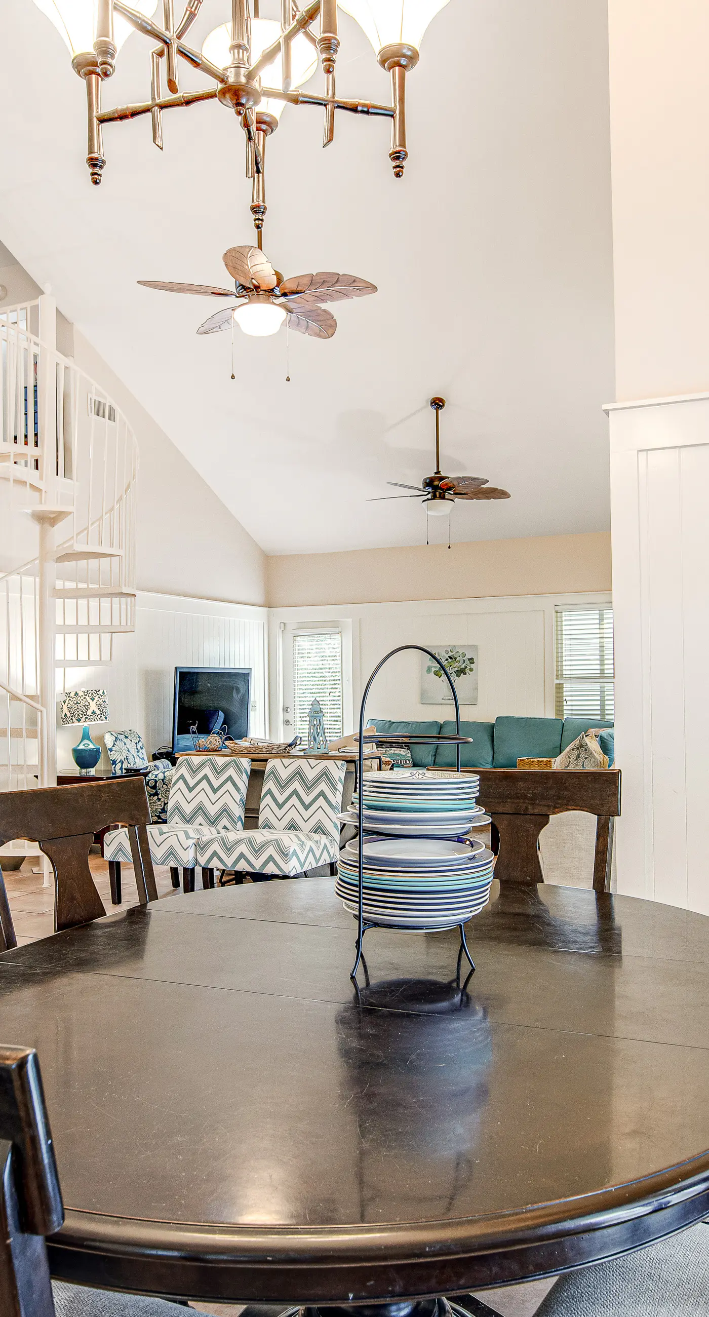 Quiet, dog-friendly home with tropical backyard, cobblestones & private grill