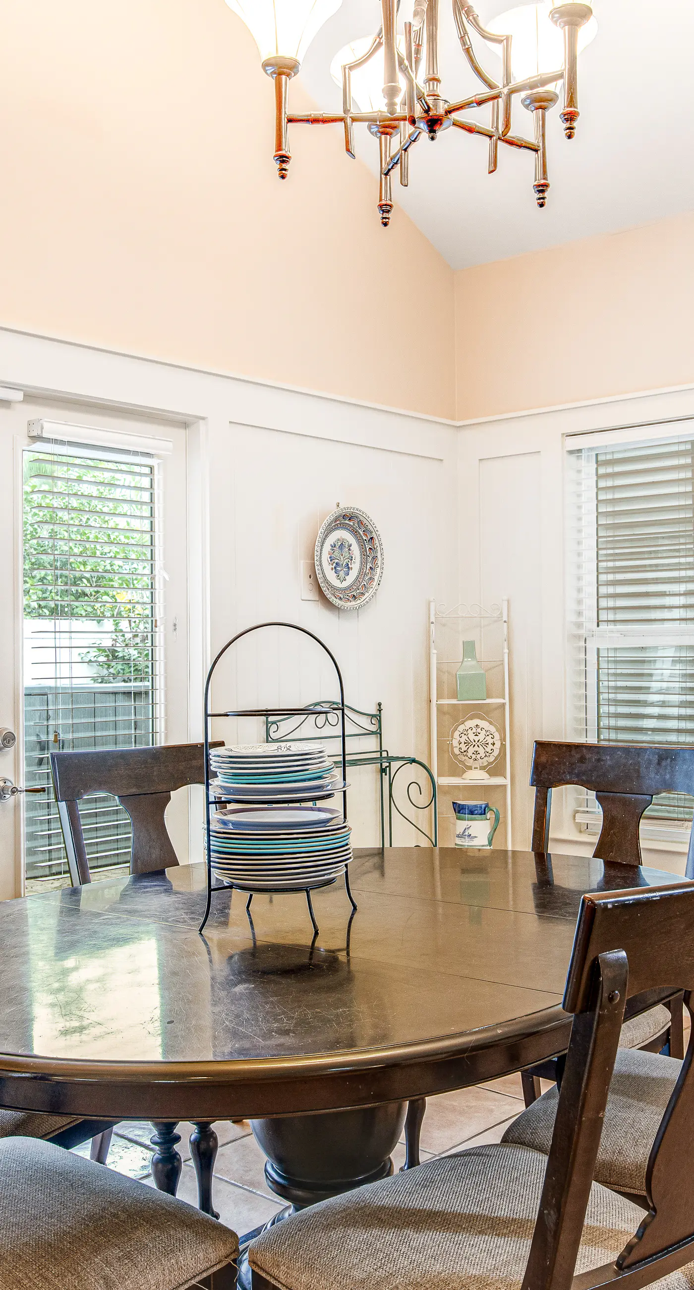 Quiet, dog-friendly home with tropical backyard, cobblestones & private grill